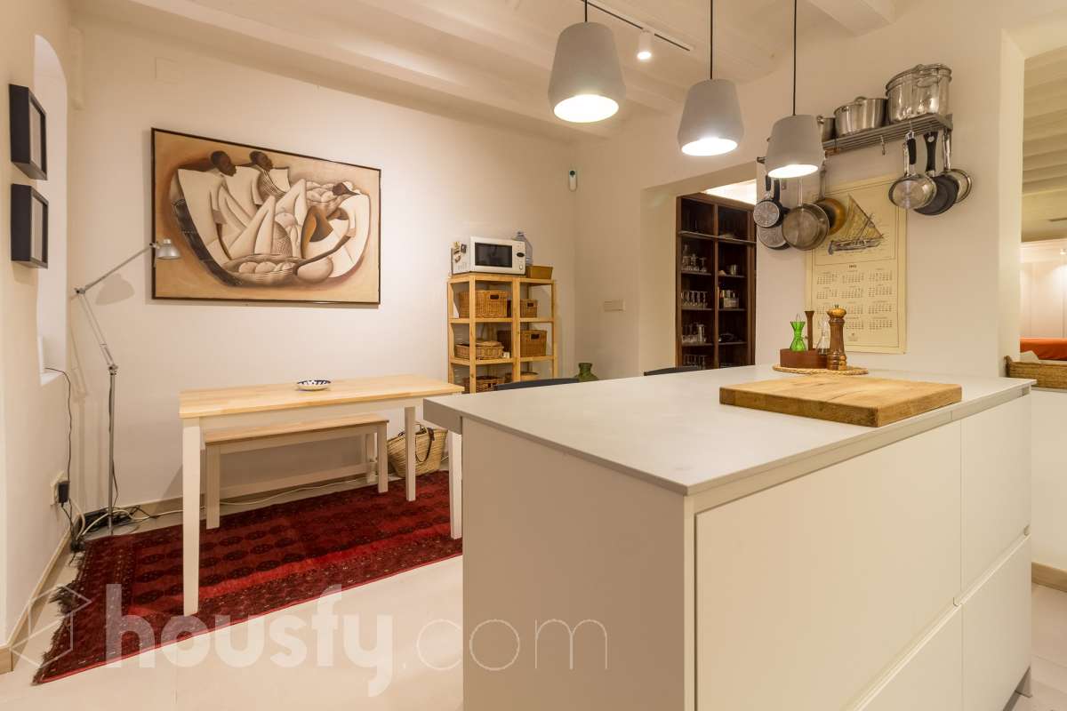 LOCAL COMERCIAL COMPLETAMENTE REFORMADO EN GRÀCIA, BARCELONA Housfy presenta este local comercial de 107 m² situado en el paseo de Amunt, en el emblemático barrio de Gràcia. Un inmueble que destaca especialmente por su reforma, su diseño contemporáneo y el cuidado de sus acabados, ofreciendo un espacio actualizado y con personalidad en una de las zonas con más identidad de Barcelona. UNA REFORMA QUE MARCA LA DIFERENCIA El interior ha sido completamente reformado, con una estética moderna, tonos neutros y una distribución que aprovecha los espacios de forma funcional. La cocina abierta con isla central, el baño con ducha, la iluminación integrada y los acabados actuales aportan una imagen cuidada y homogénea al conjunto. Su estado actual permite centrarse en el proyecto que se quiera desarrollar, sin partir de un espacio pendiente de una reforma integral. Una alternativa interesante para quienes buscan un local con una imagen actual y una base de calidad para adaptarlo a las necesidades de su actividad, siempre de acuerdo con los usos y autorizaciones aplicables. UN ESPACIO CON LUZ, CONFORT Y CARÁCTER El inmueble cuenta con calefacción, aire acondicionado y orientación sur. Además, dispone de acceso a un patio comunitario, un elemento adicional que aporta valor al entorno del local. EN EL BARRIO DE GRÀCIA Ubicado en el paseo de Amunt, el local se encuentra en un entorno urbano consolidado, rodeado de comercios, servicios y la reconocida vida de barrio de Gràcia. Una ubicación atractiva para quienes buscan establecer o desarrollar un proyecto en Barcelona. Una oportunidad para adquirir un local comercial que destaca por su reforma, sus acabados contemporáneos y su cuidada presentación, en una ubicación con personalidad. CARACTERÍSTICAS PRINCIPALES Superficie: 107 m²útiles, según la ficha. Ubicación: Paseo de Amunt, Gràcia, Barcelona. Estado: completamente reformado. Cocina abierta con isla central. Baño con ducha. Calefacción y aire acondicionado. Orientación sur. Construido en el año: 1903 Acceso a patio comunitario. Precio de venta: 289.000 €. IMPORTANTE: el inmueble se comercializa como local comercial y no dispone de cédula de habitabilidad. Cualquier actividad o uso deberá ajustarse a la normativa y a las autorizaciones correspondientes. Aviso legal El precio de venta no incluye gastos de la compraventa como notaría, registro, impuestos, ni tampoco honorarios agencia. Esta publicación no es vinculante. Consulta siempre la nota simple con Housfy antes de formalizar la compraventa. Sobre nosotros Housfy es la plataforma integral de servicios inmobiliarios. Nuestra combinación de expertos y tecnología pone al alcance de todo el mundo servicios cómodos, claros y seguros. AICAT número: 7922. Nos encargamos de la gestión y asesoramiento de la compra. ¡Olvídate de todo! Hacemos los trámites por ti. Y, si además necesitas financiación, ponemos a tu disposición un bróker hipotecario para ayudarte a conseguir las mejores condiciones para tu perfil económico. ¿Quieres visitarla? Contacta con Housfy y agenda tu visita sin compromiso. Más información en: housfy.com-18