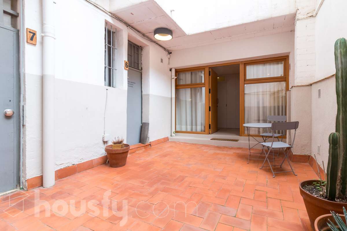 LOCAL COMERCIAL COMPLETAMENTE REFORMADO EN GRÀCIA, BARCELONA Housfy presenta este local comercial de 107 m² situado en el paseo de Amunt, en el emblemático barrio de Gràcia. Un inmueble que destaca especialmente por su reforma, su diseño contemporáneo y el cuidado de sus acabados, ofreciendo un espacio actualizado y con personalidad en una de las zonas con más identidad de Barcelona. UNA REFORMA QUE MARCA LA DIFERENCIA El interior ha sido completamente reformado, con una estética moderna, tonos neutros y una distribución que aprovecha los espacios de forma funcional. La cocina abierta con isla central, el baño con ducha, la iluminación integrada y los acabados actuales aportan una imagen cuidada y homogénea al conjunto. Su estado actual permite centrarse en el proyecto que se quiera desarrollar, sin partir de un espacio pendiente de una reforma integral. Una alternativa interesante para quienes buscan un local con una imagen actual y una base de calidad para adaptarlo a las necesidades de su actividad, siempre de acuerdo con los usos y autorizaciones aplicables. UN ESPACIO CON LUZ, CONFORT Y CARÁCTER El inmueble cuenta con calefacción, aire acondicionado y orientación sur. Además, dispone de acceso a un patio comunitario, un elemento adicional que aporta valor al entorno del local. EN EL BARRIO DE GRÀCIA Ubicado en el paseo de Amunt, el local se encuentra en un entorno urbano consolidado, rodeado de comercios, servicios y la reconocida vida de barrio de Gràcia. Una ubicación atractiva para quienes buscan establecer o desarrollar un proyecto en Barcelona. Una oportunidad para adquirir un local comercial que destaca por su reforma, sus acabados contemporáneos y su cuidada presentación, en una ubicación con personalidad. CARACTERÍSTICAS PRINCIPALES Superficie: 107 m²útiles, según la ficha. Ubicación: Paseo de Amunt, Gràcia, Barcelona. Estado: completamente reformado. Cocina abierta con isla central. Baño con ducha. Calefacción y aire acondicionado. Orientación sur. Construido en el año: 1903 Acceso a patio comunitario. Precio de venta: 289.000 €. IMPORTANTE: el inmueble se comercializa como local comercial y no dispone de cédula de habitabilidad. Cualquier actividad o uso deberá ajustarse a la normativa y a las autorizaciones correspondientes. Aviso legal El precio de venta no incluye gastos de la compraventa como notaría, registro, impuestos, ni tampoco honorarios agencia. Esta publicación no es vinculante. Consulta siempre la nota simple con Housfy antes de formalizar la compraventa. Sobre nosotros Housfy es la plataforma integral de servicios inmobiliarios. Nuestra combinación de expertos y tecnología pone al alcance de todo el mundo servicios cómodos, claros y seguros. AICAT número: 7922. Nos encargamos de la gestión y asesoramiento de la compra. ¡Olvídate de todo! Hacemos los trámites por ti. Y, si además necesitas financiación, ponemos a tu disposición un bróker hipotecario para ayudarte a conseguir las mejores condiciones para tu perfil económico. ¿Quieres visitarla? Contacta con Housfy y agenda tu visita sin compromiso. Más información en: housfy.com-24