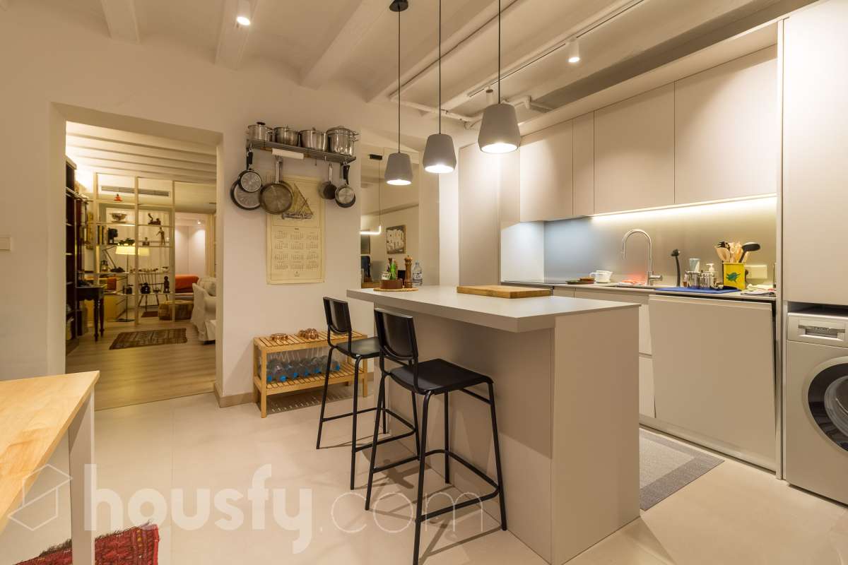 LOCAL COMERCIAL COMPLETAMENTE REFORMADO EN GRÀCIA, BARCELONA Housfy presenta este local comercial de 107 m² situado en el paseo de Amunt, en el emblemático barrio de Gràcia. Un inmueble que destaca especialmente por su reforma, su diseño contemporáneo y el cuidado de sus acabados, ofreciendo un espacio actualizado y con personalidad en una de las zonas con más identidad de Barcelona. UNA REFORMA QUE MARCA LA DIFERENCIA El interior ha sido completamente reformado, con una estética moderna, tonos neutros y una distribución que aprovecha los espacios de forma funcional. La cocina abierta con isla central, el baño con ducha, la iluminación integrada y los acabados actuales aportan una imagen cuidada y homogénea al conjunto. Su estado actual permite centrarse en el proyecto que se quiera desarrollar, sin partir de un espacio pendiente de una reforma integral. Una alternativa interesante para quienes buscan un local con una imagen actual y una base de calidad para adaptarlo a las necesidades de su actividad, siempre de acuerdo con los usos y autorizaciones aplicables. UN ESPACIO CON LUZ, CONFORT Y CARÁCTER El inmueble cuenta con calefacción, aire acondicionado y orientación sur. Además, dispone de acceso a un patio comunitario, un elemento adicional que aporta valor al entorno del local. EN EL BARRIO DE GRÀCIA Ubicado en el paseo de Amunt, el local se encuentra en un entorno urbano consolidado, rodeado de comercios, servicios y la reconocida vida de barrio de Gràcia. Una ubicación atractiva para quienes buscan establecer o desarrollar un proyecto en Barcelona. Una oportunidad para adquirir un local comercial que destaca por su reforma, sus acabados contemporáneos y su cuidada presentación, en una ubicación con personalidad. CARACTERÍSTICAS PRINCIPALES Superficie: 107 m²útiles, según la ficha. Ubicación: Paseo de Amunt, Gràcia, Barcelona. Estado: completamente reformado. Cocina abierta con isla central. Baño con ducha. Calefacción y aire acondicionado. Orientación sur. Construido en el año: 1903 Acceso a patio comunitario. Precio de venta: 289.000 €. IMPORTANTE: el inmueble se comercializa como local comercial y no dispone de cédula de habitabilidad. Cualquier actividad o uso deberá ajustarse a la normativa y a las autorizaciones correspondientes. Aviso legal El precio de venta no incluye gastos de la compraventa como notaría, registro, impuestos, ni tampoco honorarios agencia. Esta publicación no es vinculante. Consulta siempre la nota simple con Housfy antes de formalizar la compraventa. Sobre nosotros Housfy es la plataforma integral de servicios inmobiliarios. Nuestra combinación de expertos y tecnología pone al alcance de todo el mundo servicios cómodos, claros y seguros. AICAT número: 7922. Nos encargamos de la gestión y asesoramiento de la compra. ¡Olvídate de todo! Hacemos los trámites por ti. Y, si además necesitas financiación, ponemos a tu disposición un bróker hipotecario para ayudarte a conseguir las mejores condiciones para tu perfil económico. ¿Quieres visitarla? Contacta con Housfy y agenda tu visita sin compromiso. Más información en: housfy.com-16