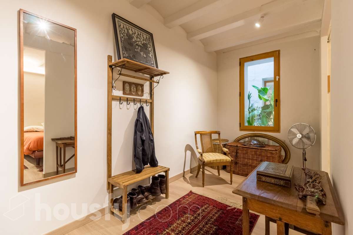 LOCAL COMERCIAL COMPLETAMENTE REFORMADO EN GRÀCIA, BARCELONA Housfy presenta este local comercial de 107 m² situado en el paseo de Amunt, en el emblemático barrio de Gràcia. Un inmueble que destaca especialmente por su reforma, su diseño contemporáneo y el cuidado de sus acabados, ofreciendo un espacio actualizado y con personalidad en una de las zonas con más identidad de Barcelona. UNA REFORMA QUE MARCA LA DIFERENCIA El interior ha sido completamente reformado, con una estética moderna, tonos neutros y una distribución que aprovecha los espacios de forma funcional. La cocina abierta con isla central, el baño con ducha, la iluminación integrada y los acabados actuales aportan una imagen cuidada y homogénea al conjunto. Su estado actual permite centrarse en el proyecto que se quiera desarrollar, sin partir de un espacio pendiente de una reforma integral. Una alternativa interesante para quienes buscan un local con una imagen actual y una base de calidad para adaptarlo a las necesidades de su actividad, siempre de acuerdo con los usos y autorizaciones aplicables. UN ESPACIO CON LUZ, CONFORT Y CARÁCTER El inmueble cuenta con calefacción, aire acondicionado y orientación sur. Además, dispone de acceso a un patio comunitario, un elemento adicional que aporta valor al entorno del local. EN EL BARRIO DE GRÀCIA Ubicado en el paseo de Amunt, el local se encuentra en un entorno urbano consolidado, rodeado de comercios, servicios y la reconocida vida de barrio de Gràcia. Una ubicación atractiva para quienes buscan establecer o desarrollar un proyecto en Barcelona. Una oportunidad para adquirir un local comercial que destaca por su reforma, sus acabados contemporáneos y su cuidada presentación, en una ubicación con personalidad. CARACTERÍSTICAS PRINCIPALES Superficie: 107 m²útiles, según la ficha. Ubicación: Paseo de Amunt, Gràcia, Barcelona. Estado: completamente reformado. Cocina abierta con isla central. Baño con ducha. Calefacción y aire acondicionado. Orientación sur. Construido en el año: 1903 Acceso a patio comunitario. Precio de venta: 289.000 €. IMPORTANTE: el inmueble se comercializa como local comercial y no dispone de cédula de habitabilidad. Cualquier actividad o uso deberá ajustarse a la normativa y a las autorizaciones correspondientes. Aviso legal El precio de venta no incluye gastos de la compraventa como notaría, registro, impuestos, ni tampoco honorarios agencia. Esta publicación no es vinculante. Consulta siempre la nota simple con Housfy antes de formalizar la compraventa. Sobre nosotros Housfy es la plataforma integral de servicios inmobiliarios. Nuestra combinación de expertos y tecnología pone al alcance de todo el mundo servicios cómodos, claros y seguros. AICAT número: 7922. Nos encargamos de la gestión y asesoramiento de la compra. ¡Olvídate de todo! Hacemos los trámites por ti. Y, si además necesitas financiación, ponemos a tu disposición un bróker hipotecario para ayudarte a conseguir las mejores condiciones para tu perfil económico. ¿Quieres visitarla? Contacta con Housfy y agenda tu visita sin compromiso. Más información en: housfy.com-10
