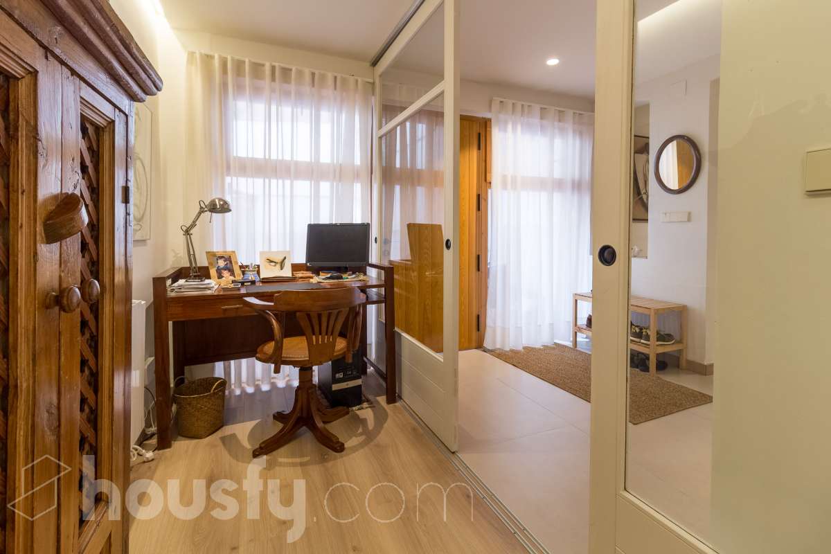 LOCAL COMERCIAL COMPLETAMENTE REFORMADO EN GRÀCIA, BARCELONA Housfy presenta este local comercial de 107 m² situado en el paseo de Amunt, en el emblemático barrio de Gràcia. Un inmueble que destaca especialmente por su reforma, su diseño contemporáneo y el cuidado de sus acabados, ofreciendo un espacio actualizado y con personalidad en una de las zonas con más identidad de Barcelona. UNA REFORMA QUE MARCA LA DIFERENCIA El interior ha sido completamente reformado, con una estética moderna, tonos neutros y una distribución que aprovecha los espacios de forma funcional. La cocina abierta con isla central, el baño con ducha, la iluminación integrada y los acabados actuales aportan una imagen cuidada y homogénea al conjunto. Su estado actual permite centrarse en el proyecto que se quiera desarrollar, sin partir de un espacio pendiente de una reforma integral. Una alternativa interesante para quienes buscan un local con una imagen actual y una base de calidad para adaptarlo a las necesidades de su actividad, siempre de acuerdo con los usos y autorizaciones aplicables. UN ESPACIO CON LUZ, CONFORT Y CARÁCTER El inmueble cuenta con calefacción, aire acondicionado y orientación sur. Además, dispone de acceso a un patio comunitario, un elemento adicional que aporta valor al entorno del local. EN EL BARRIO DE GRÀCIA Ubicado en el paseo de Amunt, el local se encuentra en un entorno urbano consolidado, rodeado de comercios, servicios y la reconocida vida de barrio de Gràcia. Una ubicación atractiva para quienes buscan establecer o desarrollar un proyecto en Barcelona. Una oportunidad para adquirir un local comercial que destaca por su reforma, sus acabados contemporáneos y su cuidada presentación, en una ubicación con personalidad. CARACTERÍSTICAS PRINCIPALES Superficie: 107 m²útiles, según la ficha. Ubicación: Paseo de Amunt, Gràcia, Barcelona. Estado: completamente reformado. Cocina abierta con isla central. Baño con ducha. Calefacción y aire acondicionado. Orientación sur. Construido en el año: 1903 Acceso a patio comunitario. Precio de venta: 289.000 €. IMPORTANTE: el inmueble se comercializa como local comercial y no dispone de cédula de habitabilidad. Cualquier actividad o uso deberá ajustarse a la normativa y a las autorizaciones correspondientes. Aviso legal El precio de venta no incluye gastos de la compraventa como notaría, registro, impuestos, ni tampoco honorarios agencia. Esta publicación no es vinculante. Consulta siempre la nota simple con Housfy antes de formalizar la compraventa. Sobre nosotros Housfy es la plataforma integral de servicios inmobiliarios. Nuestra combinación de expertos y tecnología pone al alcance de todo el mundo servicios cómodos, claros y seguros. AICAT número: 7922. Nos encargamos de la gestión y asesoramiento de la compra. ¡Olvídate de todo! Hacemos los trámites por ti. Y, si además necesitas financiación, ponemos a tu disposición un bróker hipotecario para ayudarte a conseguir las mejores condiciones para tu perfil económico. ¿Quieres visitarla? Contacta con Housfy y agenda tu visita sin compromiso. Más información en: housfy.com-13