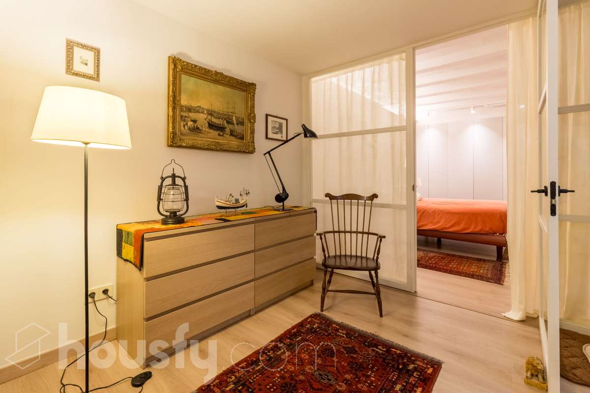 LOCAL COMERCIAL COMPLETAMENTE REFORMADO EN GRÀCIA, BARCELONA Housfy presenta este local comercial de 107 m² situado en el paseo de Amunt, en el emblemático barrio de Gràcia. Un inmueble que destaca especialmente por su reforma, su diseño contemporáneo y el cuidado de sus acabados, ofreciendo un espacio actualizado y con personalidad en una de las zonas con más identidad de Barcelona. UNA REFORMA QUE MARCA LA DIFERENCIA El interior ha sido completamente reformado, con una estética moderna, tonos neutros y una distribución que aprovecha los espacios de forma funcional. La cocina abierta con isla central, el baño con ducha, la iluminación integrada y los acabados actuales aportan una imagen cuidada y homogénea al conjunto. Su estado actual permite centrarse en el proyecto que se quiera desarrollar, sin partir de un espacio pendiente de una reforma integral. Una alternativa interesante para quienes buscan un local con una imagen actual y una base de calidad para adaptarlo a las necesidades de su actividad, siempre de acuerdo con los usos y autorizaciones aplicables. UN ESPACIO CON LUZ, CONFORT Y CARÁCTER El inmueble cuenta con calefacción, aire acondicionado y orientación sur. Además, dispone de acceso a un patio comunitario, un elemento adicional que aporta valor al entorno del local. EN EL BARRIO DE GRÀCIA Ubicado en el paseo de Amunt, el local se encuentra en un entorno urbano consolidado, rodeado de comercios, servicios y la reconocida vida de barrio de Gràcia. Una ubicación atractiva para quienes buscan establecer o desarrollar un proyecto en Barcelona. Una oportunidad para adquirir un local comercial que destaca por su reforma, sus acabados contemporáneos y su cuidada presentación, en una ubicación con personalidad. CARACTERÍSTICAS PRINCIPALES Superficie: 107 m²útiles, según la ficha. Ubicación: Paseo de Amunt, Gràcia, Barcelona. Estado: completamente reformado. Cocina abierta con isla central. Baño con ducha. Calefacción y aire acondicionado. Orientación sur. Construido en el año: 1903 Acceso a patio comunitario. Precio de venta: 289.000 €. IMPORTANTE: el inmueble se comercializa como local comercial y no dispone de cédula de habitabilidad. Cualquier actividad o uso deberá ajustarse a la normativa y a las autorizaciones correspondientes. Aviso legal El precio de venta no incluye gastos de la compraventa como notaría, registro, impuestos, ni tampoco honorarios agencia. Esta publicación no es vinculante. Consulta siempre la nota simple con Housfy antes de formalizar la compraventa. Sobre nosotros Housfy es la plataforma integral de servicios inmobiliarios. Nuestra combinación de expertos y tecnología pone al alcance de todo el mundo servicios cómodos, claros y seguros. AICAT número: 7922. Nos encargamos de la gestión y asesoramiento de la compra. ¡Olvídate de todo! Hacemos los trámites por ti. Y, si además necesitas financiación, ponemos a tu disposición un bróker hipotecario para ayudarte a conseguir las mejores condiciones para tu perfil económico. ¿Quieres visitarla? Contacta con Housfy y agenda tu visita sin compromiso. Más información en: housfy.com-30