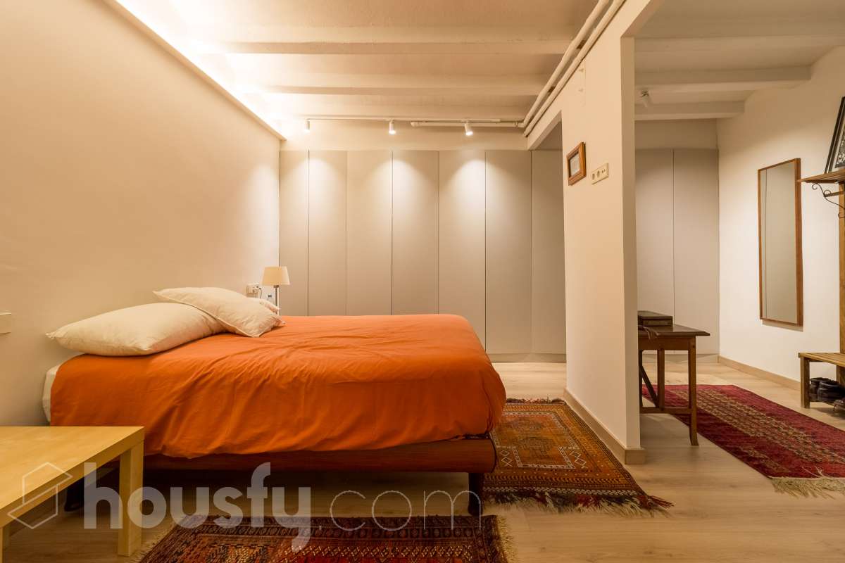 LOCAL COMERCIAL COMPLETAMENTE REFORMADO EN GRÀCIA, BARCELONA Housfy presenta este local comercial de 107 m² situado en el paseo de Amunt, en el emblemático barrio de Gràcia. Un inmueble que destaca especialmente por su reforma, su diseño contemporáneo y el cuidado de sus acabados, ofreciendo un espacio actualizado y con personalidad en una de las zonas con más identidad de Barcelona. UNA REFORMA QUE MARCA LA DIFERENCIA El interior ha sido completamente reformado, con una estética moderna, tonos neutros y una distribución que aprovecha los espacios de forma funcional. La cocina abierta con isla central, el baño con ducha, la iluminación integrada y los acabados actuales aportan una imagen cuidada y homogénea al conjunto. Su estado actual permite centrarse en el proyecto que se quiera desarrollar, sin partir de un espacio pendiente de una reforma integral. Una alternativa interesante para quienes buscan un local con una imagen actual y una base de calidad para adaptarlo a las necesidades de su actividad, siempre de acuerdo con los usos y autorizaciones aplicables. UN ESPACIO CON LUZ, CONFORT Y CARÁCTER El inmueble cuenta con calefacción, aire acondicionado y orientación sur. Además, dispone de acceso a un patio comunitario, un elemento adicional que aporta valor al entorno del local. EN EL BARRIO DE GRÀCIA Ubicado en el paseo de Amunt, el local se encuentra en un entorno urbano consolidado, rodeado de comercios, servicios y la reconocida vida de barrio de Gràcia. Una ubicación atractiva para quienes buscan establecer o desarrollar un proyecto en Barcelona. Una oportunidad para adquirir un local comercial que destaca por su reforma, sus acabados contemporáneos y su cuidada presentación, en una ubicación con personalidad. CARACTERÍSTICAS PRINCIPALES Superficie: 107 m²útiles, según la ficha. Ubicación: Paseo de Amunt, Gràcia, Barcelona. Estado: completamente reformado. Cocina abierta con isla central. Baño con ducha. Calefacción y aire acondicionado. Orientación sur. Construido en el año: 1903 Acceso a patio comunitario. Precio de venta: 289.000 €. IMPORTANTE: el inmueble se comercializa como local comercial y no dispone de cédula de habitabilidad. Cualquier actividad o uso deberá ajustarse a la normativa y a las autorizaciones correspondientes. Aviso legal El precio de venta no incluye gastos de la compraventa como notaría, registro, impuestos, ni tampoco honorarios agencia. Esta publicación no es vinculante. Consulta siempre la nota simple con Housfy antes de formalizar la compraventa. Sobre nosotros Housfy es la plataforma integral de servicios inmobiliarios. Nuestra combinación de expertos y tecnología pone al alcance de todo el mundo servicios cómodos, claros y seguros. AICAT número: 7922. Nos encargamos de la gestión y asesoramiento de la compra. ¡Olvídate de todo! Hacemos los trámites por ti. Y, si además necesitas financiación, ponemos a tu disposición un bróker hipotecario para ayudarte a conseguir las mejores condiciones para tu perfil económico. ¿Quieres visitarla? Contacta con Housfy y agenda tu visita sin compromiso. Más información en: housfy.com-6