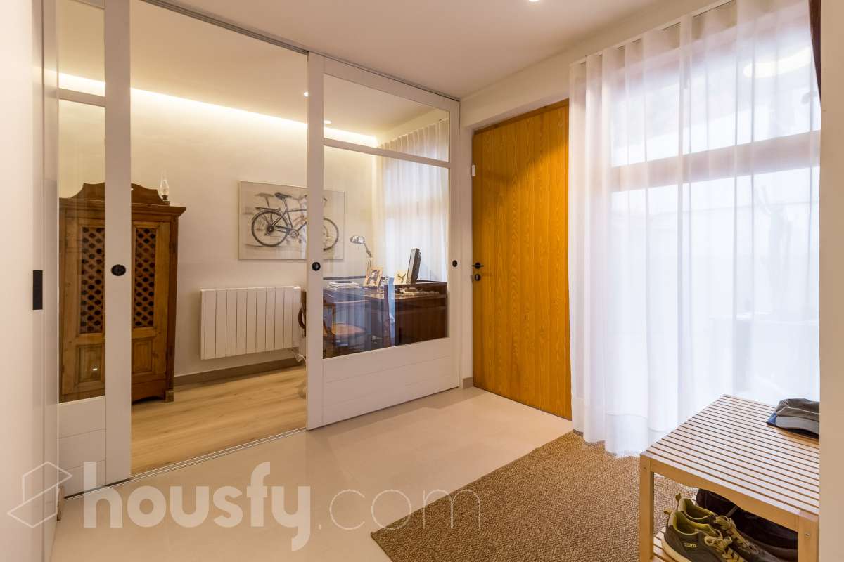 LOCAL COMERCIAL COMPLETAMENTE REFORMADO EN GRÀCIA, BARCELONA Housfy presenta este local comercial de 107 m² situado en el paseo de Amunt, en el emblemático barrio de Gràcia. Un inmueble que destaca especialmente por su reforma, su diseño contemporáneo y el cuidado de sus acabados, ofreciendo un espacio actualizado y con personalidad en una de las zonas con más identidad de Barcelona. UNA REFORMA QUE MARCA LA DIFERENCIA El interior ha sido completamente reformado, con una estética moderna, tonos neutros y una distribución que aprovecha los espacios de forma funcional. La cocina abierta con isla central, el baño con ducha, la iluminación integrada y los acabados actuales aportan una imagen cuidada y homogénea al conjunto. Su estado actual permite centrarse en el proyecto que se quiera desarrollar, sin partir de un espacio pendiente de una reforma integral. Una alternativa interesante para quienes buscan un local con una imagen actual y una base de calidad para adaptarlo a las necesidades de su actividad, siempre de acuerdo con los usos y autorizaciones aplicables. UN ESPACIO CON LUZ, CONFORT Y CARÁCTER El inmueble cuenta con calefacción, aire acondicionado y orientación sur. Además, dispone de acceso a un patio comunitario, un elemento adicional que aporta valor al entorno del local. EN EL BARRIO DE GRÀCIA Ubicado en el paseo de Amunt, el local se encuentra en un entorno urbano consolidado, rodeado de comercios, servicios y la reconocida vida de barrio de Gràcia. Una ubicación atractiva para quienes buscan establecer o desarrollar un proyecto en Barcelona. Una oportunidad para adquirir un local comercial que destaca por su reforma, sus acabados contemporáneos y su cuidada presentación, en una ubicación con personalidad. CARACTERÍSTICAS PRINCIPALES Superficie: 107 m²útiles, según la ficha. Ubicación: Paseo de Amunt, Gràcia, Barcelona. Estado: completamente reformado. Cocina abierta con isla central. Baño con ducha. Calefacción y aire acondicionado. Orientación sur. Construido en el año: 1903 Acceso a patio comunitario. Precio de venta: 289.000 €. IMPORTANTE: el inmueble se comercializa como local comercial y no dispone de cédula de habitabilidad. Cualquier actividad o uso deberá ajustarse a la normativa y a las autorizaciones correspondientes. Aviso legal El precio de venta no incluye gastos de la compraventa como notaría, registro, impuestos, ni tampoco honorarios agencia. Esta publicación no es vinculante. Consulta siempre la nota simple con Housfy antes de formalizar la compraventa. Sobre nosotros Housfy es la plataforma integral de servicios inmobiliarios. Nuestra combinación de expertos y tecnología pone al alcance de todo el mundo servicios cómodos, claros y seguros. AICAT número: 7922. Nos encargamos de la gestión y asesoramiento de la compra. ¡Olvídate de todo! Hacemos los trámites por ti. Y, si además necesitas financiación, ponemos a tu disposición un bróker hipotecario para ayudarte a conseguir las mejores condiciones para tu perfil económico. ¿Quieres visitarla? Contacta con Housfy y agenda tu visita sin compromiso. Más información en: housfy.com-14