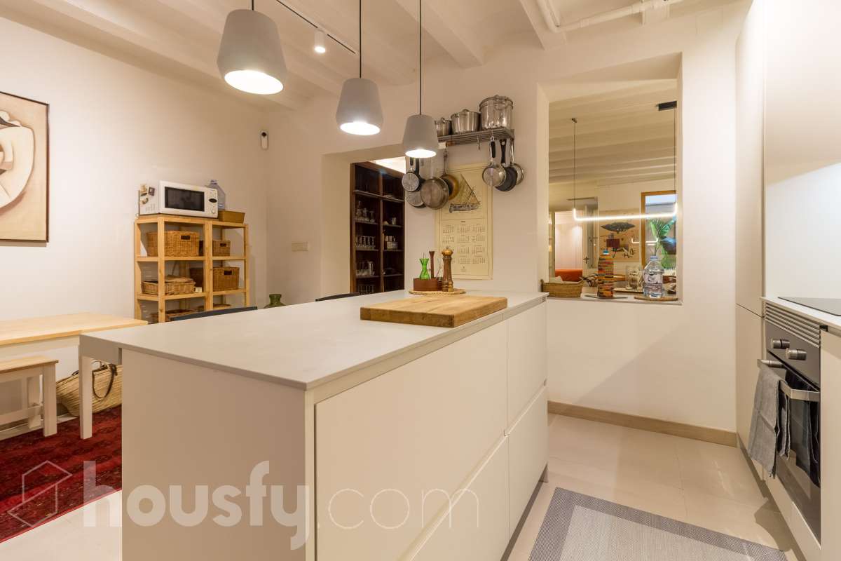 LOCAL COMERCIAL COMPLETAMENTE REFORMADO EN GRÀCIA, BARCELONA Housfy presenta este local comercial de 107 m² situado en el paseo de Amunt, en el emblemático barrio de Gràcia. Un inmueble que destaca especialmente por su reforma, su diseño contemporáneo y el cuidado de sus acabados, ofreciendo un espacio actualizado y con personalidad en una de las zonas con más identidad de Barcelona. UNA REFORMA QUE MARCA LA DIFERENCIA El interior ha sido completamente reformado, con una estética moderna, tonos neutros y una distribución que aprovecha los espacios de forma funcional. La cocina abierta con isla central, el baño con ducha, la iluminación integrada y los acabados actuales aportan una imagen cuidada y homogénea al conjunto. Su estado actual permite centrarse en el proyecto que se quiera desarrollar, sin partir de un espacio pendiente de una reforma integral. Una alternativa interesante para quienes buscan un local con una imagen actual y una base de calidad para adaptarlo a las necesidades de su actividad, siempre de acuerdo con los usos y autorizaciones aplicables. UN ESPACIO CON LUZ, CONFORT Y CARÁCTER El inmueble cuenta con calefacción, aire acondicionado y orientación sur. Además, dispone de acceso a un patio comunitario, un elemento adicional que aporta valor al entorno del local. EN EL BARRIO DE GRÀCIA Ubicado en el paseo de Amunt, el local se encuentra en un entorno urbano consolidado, rodeado de comercios, servicios y la reconocida vida de barrio de Gràcia. Una ubicación atractiva para quienes buscan establecer o desarrollar un proyecto en Barcelona. Una oportunidad para adquirir un local comercial que destaca por su reforma, sus acabados contemporáneos y su cuidada presentación, en una ubicación con personalidad. CARACTERÍSTICAS PRINCIPALES Superficie: 107 m²útiles, según la ficha. Ubicación: Paseo de Amunt, Gràcia, Barcelona. Estado: completamente reformado. Cocina abierta con isla central. Baño con ducha. Calefacción y aire acondicionado. Orientación sur. Construido en el año: 1903 Acceso a patio comunitario. Precio de venta: 289.000 €. IMPORTANTE: el inmueble se comercializa como local comercial y no dispone de cédula de habitabilidad. Cualquier actividad o uso deberá ajustarse a la normativa y a las autorizaciones correspondientes. Aviso legal El precio de venta no incluye gastos de la compraventa como notaría, registro, impuestos, ni tampoco honorarios agencia. Esta publicación no es vinculante. Consulta siempre la nota simple con Housfy antes de formalizar la compraventa. Sobre nosotros Housfy es la plataforma integral de servicios inmobiliarios. Nuestra combinación de expertos y tecnología pone al alcance de todo el mundo servicios cómodos, claros y seguros. AICAT número: 7922. Nos encargamos de la gestión y asesoramiento de la compra. ¡Olvídate de todo! Hacemos los trámites por ti. Y, si además necesitas financiación, ponemos a tu disposición un bróker hipotecario para ayudarte a conseguir las mejores condiciones para tu perfil económico. ¿Quieres visitarla? Contacta con Housfy y agenda tu visita sin compromiso. Más información en: housfy.com-19