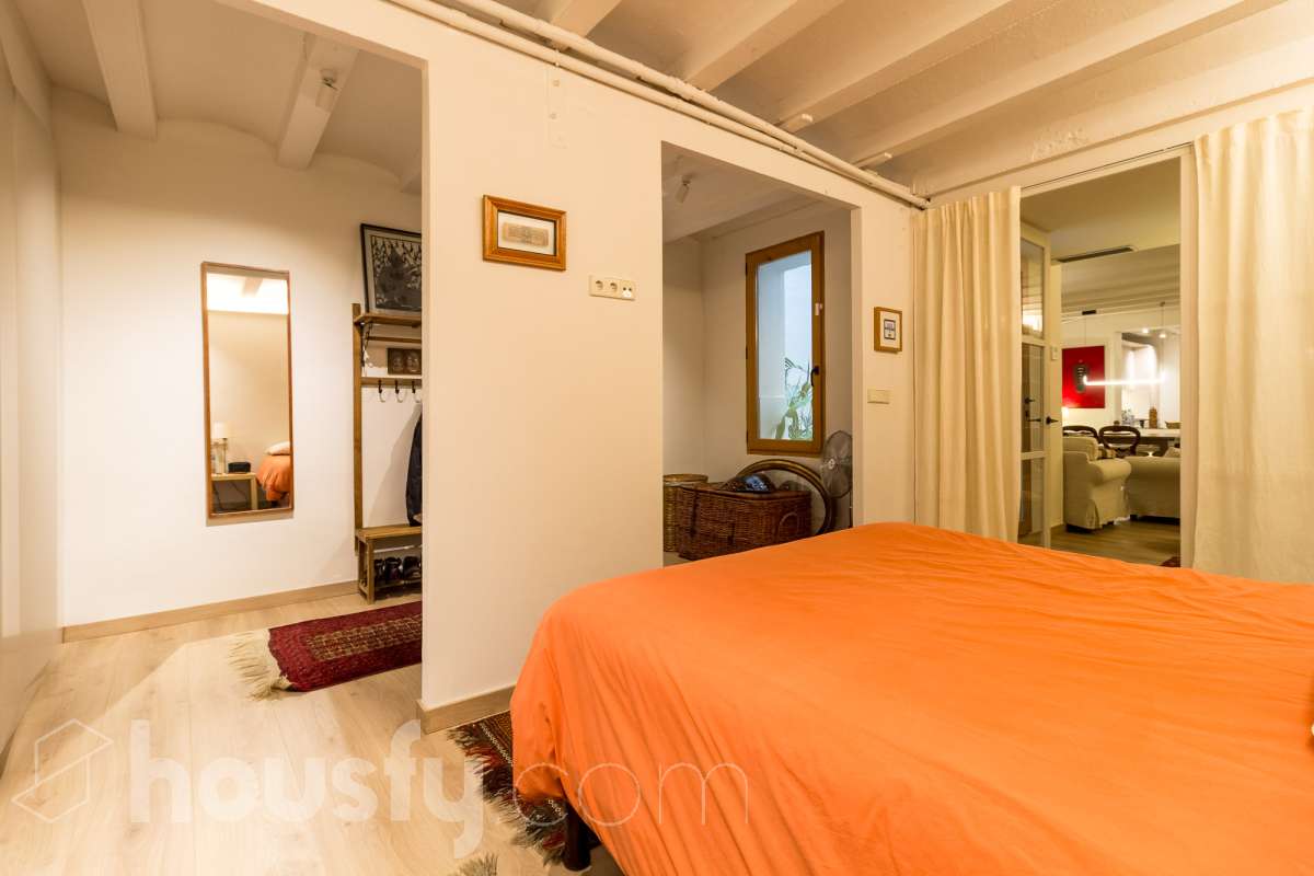 LOCAL COMERCIAL COMPLETAMENTE REFORMADO EN GRÀCIA, BARCELONA Housfy presenta este local comercial de 107 m² situado en el paseo de Amunt, en el emblemático barrio de Gràcia. Un inmueble que destaca especialmente por su reforma, su diseño contemporáneo y el cuidado de sus acabados, ofreciendo un espacio actualizado y con personalidad en una de las zonas con más identidad de Barcelona. UNA REFORMA QUE MARCA LA DIFERENCIA El interior ha sido completamente reformado, con una estética moderna, tonos neutros y una distribución que aprovecha los espacios de forma funcional. La cocina abierta con isla central, el baño con ducha, la iluminación integrada y los acabados actuales aportan una imagen cuidada y homogénea al conjunto. Su estado actual permite centrarse en el proyecto que se quiera desarrollar, sin partir de un espacio pendiente de una reforma integral. Una alternativa interesante para quienes buscan un local con una imagen actual y una base de calidad para adaptarlo a las necesidades de su actividad, siempre de acuerdo con los usos y autorizaciones aplicables. UN ESPACIO CON LUZ, CONFORT Y CARÁCTER El inmueble cuenta con calefacción, aire acondicionado y orientación sur. Además, dispone de acceso a un patio comunitario, un elemento adicional que aporta valor al entorno del local. EN EL BARRIO DE GRÀCIA Ubicado en el paseo de Amunt, el local se encuentra en un entorno urbano consolidado, rodeado de comercios, servicios y la reconocida vida de barrio de Gràcia. Una ubicación atractiva para quienes buscan establecer o desarrollar un proyecto en Barcelona. Una oportunidad para adquirir un local comercial que destaca por su reforma, sus acabados contemporáneos y su cuidada presentación, en una ubicación con personalidad. CARACTERÍSTICAS PRINCIPALES Superficie: 107 m²útiles, según la ficha. Ubicación: Paseo de Amunt, Gràcia, Barcelona. Estado: completamente reformado. Cocina abierta con isla central. Baño con ducha. Calefacción y aire acondicionado. Orientación sur. Construido en el año: 1903 Acceso a patio comunitario. Precio de venta: 289.000 €. IMPORTANTE: el inmueble se comercializa como local comercial y no dispone de cédula de habitabilidad. Cualquier actividad o uso deberá ajustarse a la normativa y a las autorizaciones correspondientes. Aviso legal El precio de venta no incluye gastos de la compraventa como notaría, registro, impuestos, ni tampoco honorarios agencia. Esta publicación no es vinculante. Consulta siempre la nota simple con Housfy antes de formalizar la compraventa. Sobre nosotros Housfy es la plataforma integral de servicios inmobiliarios. Nuestra combinación de expertos y tecnología pone al alcance de todo el mundo servicios cómodos, claros y seguros. AICAT número: 7922. Nos encargamos de la gestión y asesoramiento de la compra. ¡Olvídate de todo! Hacemos los trámites por ti. Y, si además necesitas financiación, ponemos a tu disposición un bróker hipotecario para ayudarte a conseguir las mejores condiciones para tu perfil económico. ¿Quieres visitarla? Contacta con Housfy y agenda tu visita sin compromiso. Más información en: housfy.com-8