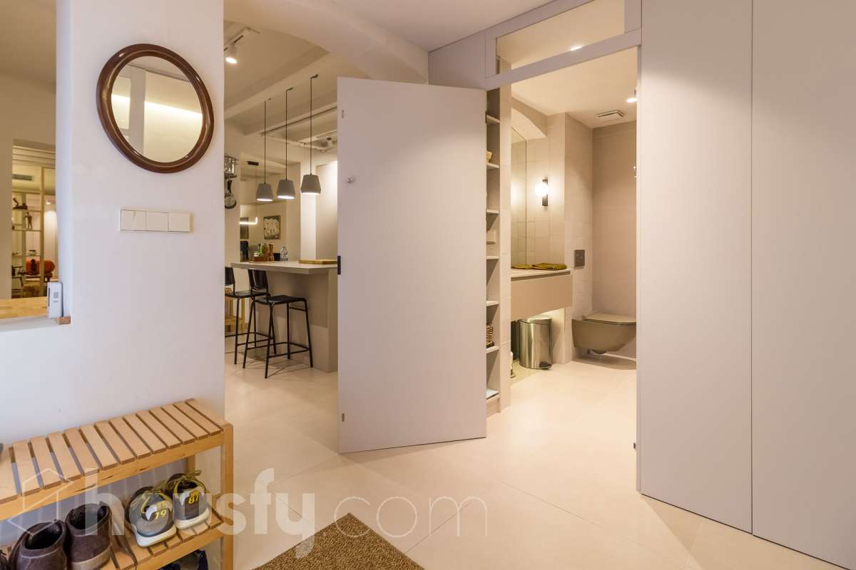 LOCAL COMERCIAL COMPLETAMENTE REFORMADO EN GRÀCIA, BARCELONA Housfy presenta este local comercial de 107 m² situado en el paseo de Amunt, en el emblemático barrio de Gràcia. Un inmueble que destaca especialmente por su reforma, su diseño contemporáneo y el cuidado de sus acabados, ofreciendo un espacio actualizado y con personalidad en una de las zonas con más identidad de Barcelona. UNA REFORMA QUE MARCA LA DIFERENCIA El interior ha sido completamente reformado, con una estética moderna, tonos neutros y una distribución que aprovecha los espacios de forma funcional. La cocina abierta con isla central, el baño con ducha, la iluminación integrada y los acabados actuales aportan una imagen cuidada y homogénea al conjunto. Su estado actual permite centrarse en el proyecto que se quiera desarrollar, sin partir de un espacio pendiente de una reforma integral. Una alternativa interesante para quienes buscan un local con una imagen actual y una base de calidad para adaptarlo a las necesidades de su actividad, siempre de acuerdo con los usos y autorizaciones aplicables. UN ESPACIO CON LUZ, CONFORT Y CARÁCTER El inmueble cuenta con calefacción, aire acondicionado y orientación sur. Además, dispone de acceso a un patio comunitario, un elemento adicional que aporta valor al entorno del local. EN EL BARRIO DE GRÀCIA Ubicado en el paseo de Amunt, el local se encuentra en un entorno urbano consolidado, rodeado de comercios, servicios y la reconocida vida de barrio de Gràcia. Una ubicación atractiva para quienes buscan establecer o desarrollar un proyecto en Barcelona. Una oportunidad para adquirir un local comercial que destaca por su reforma, sus acabados contemporáneos y su cuidada presentación, en una ubicación con personalidad. CARACTERÍSTICAS PRINCIPALES Superficie: 107 m²útiles, según la ficha. Ubicación: Paseo de Amunt, Gràcia, Barcelona. Estado: completamente reformado. Cocina abierta con isla central. Baño con ducha. Calefacción y aire acondicionado. Orientación sur. Construido en el año: 1903 Acceso a patio comunitario. Precio de venta: 289.000 €. IMPORTANTE: el inmueble se comercializa como local comercial y no dispone de cédula de habitabilidad. Cualquier actividad o uso deberá ajustarse a la normativa y a las autorizaciones correspondientes. Aviso legal El precio de venta no incluye gastos de la compraventa como notaría, registro, impuestos, ni tampoco honorarios agencia. Esta publicación no es vinculante. Consulta siempre la nota simple con Housfy antes de formalizar la compraventa. Sobre nosotros Housfy es la plataforma integral de servicios inmobiliarios. Nuestra combinación de expertos y tecnología pone al alcance de todo el mundo servicios cómodos, claros y seguros. AICAT número: 7922. Nos encargamos de la gestión y asesoramiento de la compra. ¡Olvídate de todo! Hacemos los trámites por ti. Y, si además necesitas financiación, ponemos a tu disposición un bróker hipotecario para ayudarte a conseguir las mejores condiciones para tu perfil económico. ¿Quieres visitarla? Contacta con Housfy y agenda tu visita sin compromiso. Más información en: housfy.com-27
