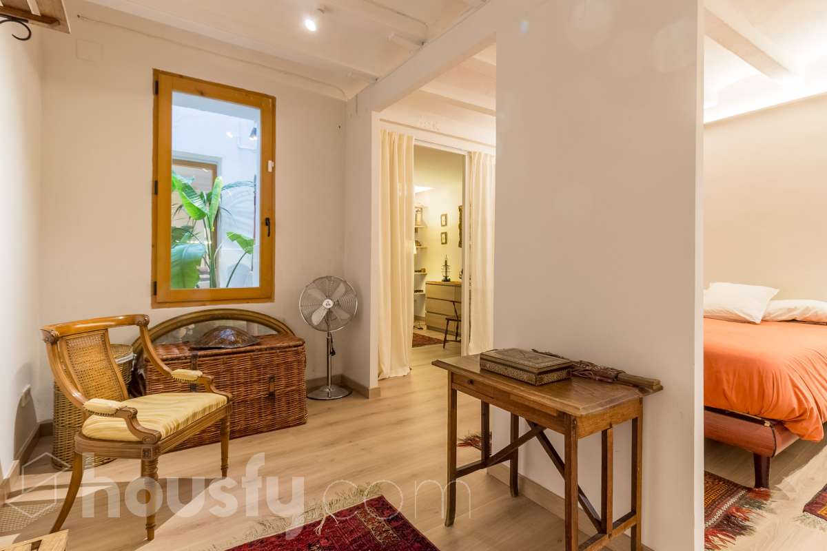 LOCAL COMERCIAL COMPLETAMENTE REFORMADO EN GRÀCIA, BARCELONA Housfy presenta este local comercial de 107 m² situado en el paseo de Amunt, en el emblemático barrio de Gràcia. Un inmueble que destaca especialmente por su reforma, su diseño contemporáneo y el cuidado de sus acabados, ofreciendo un espacio actualizado y con personalidad en una de las zonas con más identidad de Barcelona. UNA REFORMA QUE MARCA LA DIFERENCIA El interior ha sido completamente reformado, con una estética moderna, tonos neutros y una distribución que aprovecha los espacios de forma funcional. La cocina abierta con isla central, el baño con ducha, la iluminación integrada y los acabados actuales aportan una imagen cuidada y homogénea al conjunto. Su estado actual permite centrarse en el proyecto que se quiera desarrollar, sin partir de un espacio pendiente de una reforma integral. Una alternativa interesante para quienes buscan un local con una imagen actual y una base de calidad para adaptarlo a las necesidades de su actividad, siempre de acuerdo con los usos y autorizaciones aplicables. UN ESPACIO CON LUZ, CONFORT Y CARÁCTER El inmueble cuenta con calefacción, aire acondicionado y orientación sur. Además, dispone de acceso a un patio comunitario, un elemento adicional que aporta valor al entorno del local. EN EL BARRIO DE GRÀCIA Ubicado en el paseo de Amunt, el local se encuentra en un entorno urbano consolidado, rodeado de comercios, servicios y la reconocida vida de barrio de Gràcia. Una ubicación atractiva para quienes buscan establecer o desarrollar un proyecto en Barcelona. Una oportunidad para adquirir un local comercial que destaca por su reforma, sus acabados contemporáneos y su cuidada presentación, en una ubicación con personalidad. CARACTERÍSTICAS PRINCIPALES Superficie: 107 m²útiles, según la ficha. Ubicación: Paseo de Amunt, Gràcia, Barcelona. Estado: completamente reformado. Cocina abierta con isla central. Baño con ducha. Calefacción y aire acondicionado. Orientación sur. Construido en el año: 1903 Acceso a patio comunitario. Precio de venta: 289.000 €. IMPORTANTE: el inmueble se comercializa como local comercial y no dispone de cédula de habitabilidad. Cualquier actividad o uso deberá ajustarse a la normativa y a las autorizaciones correspondientes. Aviso legal El precio de venta no incluye gastos de la compraventa como notaría, registro, impuestos, ni tampoco honorarios agencia. Esta publicación no es vinculante. Consulta siempre la nota simple con Housfy antes de formalizar la compraventa. Sobre nosotros Housfy es la plataforma integral de servicios inmobiliarios. Nuestra combinación de expertos y tecnología pone al alcance de todo el mundo servicios cómodos, claros y seguros. AICAT número: 7922. Nos encargamos de la gestión y asesoramiento de la compra. ¡Olvídate de todo! Hacemos los trámites por ti. Y, si además necesitas financiación, ponemos a tu disposición un bróker hipotecario para ayudarte a conseguir las mejores condiciones para tu perfil económico. ¿Quieres visitarla? Contacta con Housfy y agenda tu visita sin compromiso. Más información en: housfy.com-11