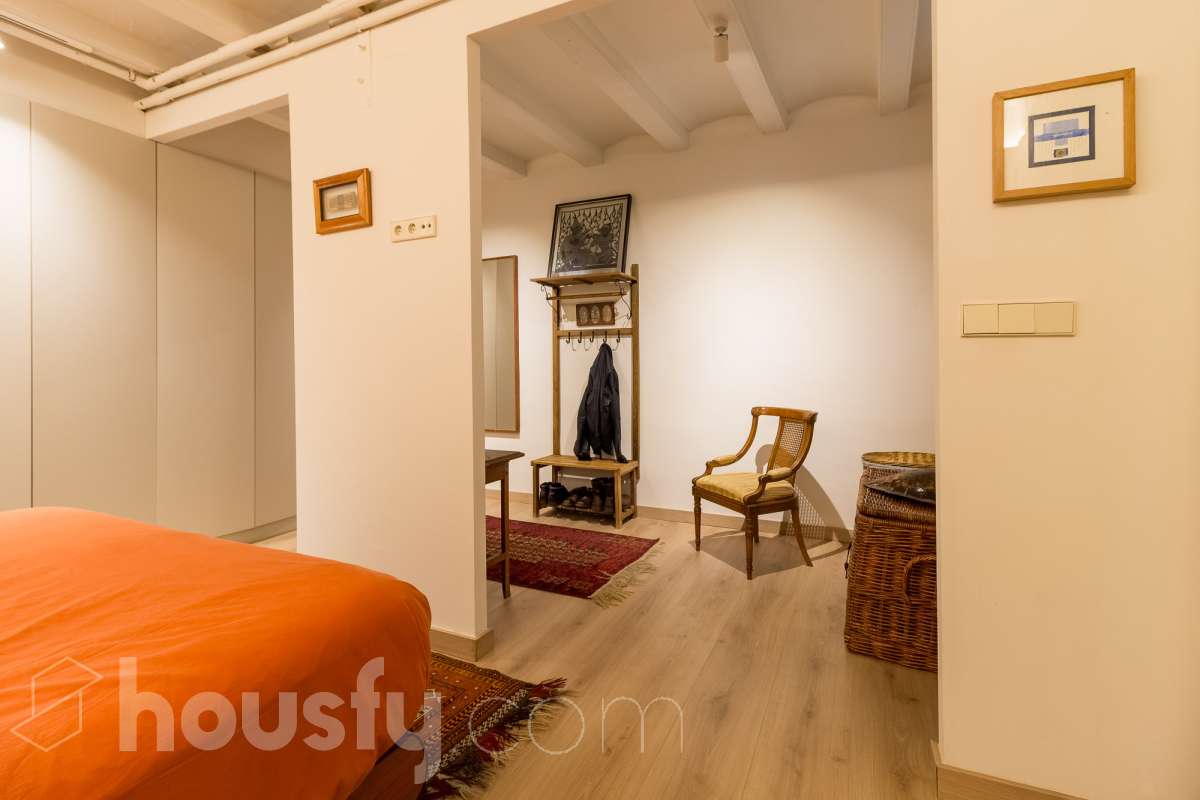 LOCAL COMERCIAL COMPLETAMENTE REFORMADO EN GRÀCIA, BARCELONA Housfy presenta este local comercial de 107 m² situado en el paseo de Amunt, en el emblemático barrio de Gràcia. Un inmueble que destaca especialmente por su reforma, su diseño contemporáneo y el cuidado de sus acabados, ofreciendo un espacio actualizado y con personalidad en una de las zonas con más identidad de Barcelona. UNA REFORMA QUE MARCA LA DIFERENCIA El interior ha sido completamente reformado, con una estética moderna, tonos neutros y una distribución que aprovecha los espacios de forma funcional. La cocina abierta con isla central, el baño con ducha, la iluminación integrada y los acabados actuales aportan una imagen cuidada y homogénea al conjunto. Su estado actual permite centrarse en el proyecto que se quiera desarrollar, sin partir de un espacio pendiente de una reforma integral. Una alternativa interesante para quienes buscan un local con una imagen actual y una base de calidad para adaptarlo a las necesidades de su actividad, siempre de acuerdo con los usos y autorizaciones aplicables. UN ESPACIO CON LUZ, CONFORT Y CARÁCTER El inmueble cuenta con calefacción, aire acondicionado y orientación sur. Además, dispone de acceso a un patio comunitario, un elemento adicional que aporta valor al entorno del local. EN EL BARRIO DE GRÀCIA Ubicado en el paseo de Amunt, el local se encuentra en un entorno urbano consolidado, rodeado de comercios, servicios y la reconocida vida de barrio de Gràcia. Una ubicación atractiva para quienes buscan establecer o desarrollar un proyecto en Barcelona. Una oportunidad para adquirir un local comercial que destaca por su reforma, sus acabados contemporáneos y su cuidada presentación, en una ubicación con personalidad. CARACTERÍSTICAS PRINCIPALES Superficie: 107 m²útiles, según la ficha. Ubicación: Paseo de Amunt, Gràcia, Barcelona. Estado: completamente reformado. Cocina abierta con isla central. Baño con ducha. Calefacción y aire acondicionado. Orientación sur. Construido en el año: 1903 Acceso a patio comunitario. Precio de venta: 289.000 €. IMPORTANTE: el inmueble se comercializa como local comercial y no dispone de cédula de habitabilidad. Cualquier actividad o uso deberá ajustarse a la normativa y a las autorizaciones correspondientes. Aviso legal El precio de venta no incluye gastos de la compraventa como notaría, registro, impuestos, ni tampoco honorarios agencia. Esta publicación no es vinculante. Consulta siempre la nota simple con Housfy antes de formalizar la compraventa. Sobre nosotros Housfy es la plataforma integral de servicios inmobiliarios. Nuestra combinación de expertos y tecnología pone al alcance de todo el mundo servicios cómodos, claros y seguros. AICAT número: 7922. Nos encargamos de la gestión y asesoramiento de la compra. ¡Olvídate de todo! Hacemos los trámites por ti. Y, si además necesitas financiación, ponemos a tu disposición un bróker hipotecario para ayudarte a conseguir las mejores condiciones para tu perfil económico. ¿Quieres visitarla? Contacta con Housfy y agenda tu visita sin compromiso. Más información en: housfy.com-7
