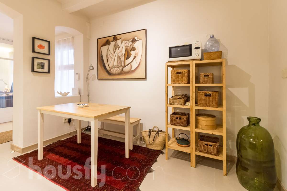 LOCAL COMERCIAL COMPLETAMENTE REFORMADO EN GRÀCIA, BARCELONA Housfy presenta este local comercial de 107 m² situado en el paseo de Amunt, en el emblemático barrio de Gràcia. Un inmueble que destaca especialmente por su reforma, su diseño contemporáneo y el cuidado de sus acabados, ofreciendo un espacio actualizado y con personalidad en una de las zonas con más identidad de Barcelona. UNA REFORMA QUE MARCA LA DIFERENCIA El interior ha sido completamente reformado, con una estética moderna, tonos neutros y una distribución que aprovecha los espacios de forma funcional. La cocina abierta con isla central, el baño con ducha, la iluminación integrada y los acabados actuales aportan una imagen cuidada y homogénea al conjunto. Su estado actual permite centrarse en el proyecto que se quiera desarrollar, sin partir de un espacio pendiente de una reforma integral. Una alternativa interesante para quienes buscan un local con una imagen actual y una base de calidad para adaptarlo a las necesidades de su actividad, siempre de acuerdo con los usos y autorizaciones aplicables. UN ESPACIO CON LUZ, CONFORT Y CARÁCTER El inmueble cuenta con calefacción, aire acondicionado y orientación sur. Además, dispone de acceso a un patio comunitario, un elemento adicional que aporta valor al entorno del local. EN EL BARRIO DE GRÀCIA Ubicado en el paseo de Amunt, el local se encuentra en un entorno urbano consolidado, rodeado de comercios, servicios y la reconocida vida de barrio de Gràcia. Una ubicación atractiva para quienes buscan establecer o desarrollar un proyecto en Barcelona. Una oportunidad para adquirir un local comercial que destaca por su reforma, sus acabados contemporáneos y su cuidada presentación, en una ubicación con personalidad. CARACTERÍSTICAS PRINCIPALES Superficie: 107 m²útiles, según la ficha. Ubicación: Paseo de Amunt, Gràcia, Barcelona. Estado: completamente reformado. Cocina abierta con isla central. Baño con ducha. Calefacción y aire acondicionado. Orientación sur. Construido en el año: 1903 Acceso a patio comunitario. Precio de venta: 289.000 €. IMPORTANTE: el inmueble se comercializa como local comercial y no dispone de cédula de habitabilidad. Cualquier actividad o uso deberá ajustarse a la normativa y a las autorizaciones correspondientes. Aviso legal El precio de venta no incluye gastos de la compraventa como notaría, registro, impuestos, ni tampoco honorarios agencia. Esta publicación no es vinculante. Consulta siempre la nota simple con Housfy antes de formalizar la compraventa. Sobre nosotros Housfy es la plataforma integral de servicios inmobiliarios. Nuestra combinación de expertos y tecnología pone al alcance de todo el mundo servicios cómodos, claros y seguros. AICAT número: 7922. Nos encargamos de la gestión y asesoramiento de la compra. ¡Olvídate de todo! Hacemos los trámites por ti. Y, si además necesitas financiación, ponemos a tu disposición un bróker hipotecario para ayudarte a conseguir las mejores condiciones para tu perfil económico. ¿Quieres visitarla? Contacta con Housfy y agenda tu visita sin compromiso. Más información en: housfy.com-29