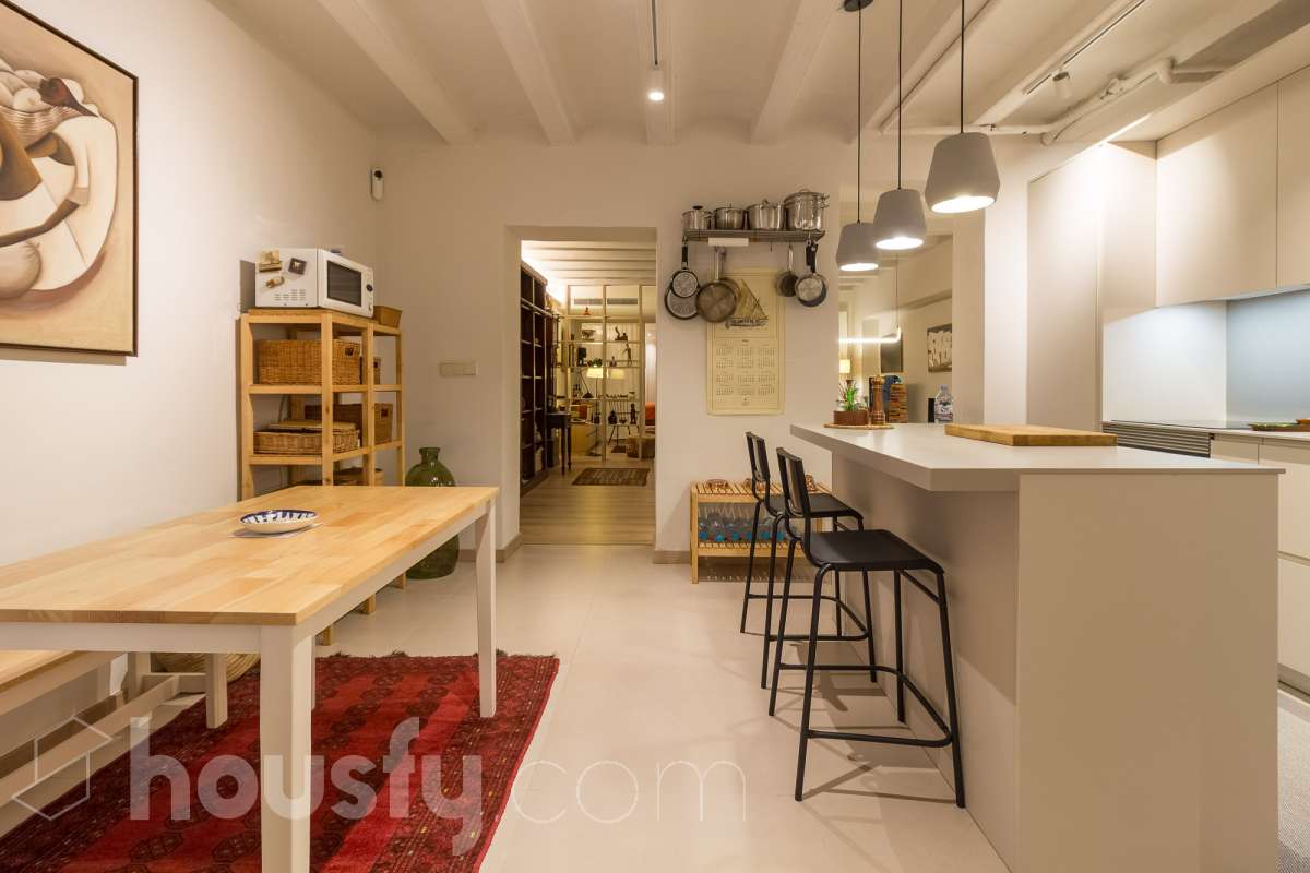 LOCAL COMERCIAL COMPLETAMENTE REFORMADO EN GRÀCIA, BARCELONA Housfy presenta este local comercial de 107 m² situado en el paseo de Amunt, en el emblemático barrio de Gràcia. Un inmueble que destaca especialmente por su reforma, su diseño contemporáneo y el cuidado de sus acabados, ofreciendo un espacio actualizado y con personalidad en una de las zonas con más identidad de Barcelona. UNA REFORMA QUE MARCA LA DIFERENCIA El interior ha sido completamente reformado, con una estética moderna, tonos neutros y una distribución que aprovecha los espacios de forma funcional. La cocina abierta con isla central, el baño con ducha, la iluminación integrada y los acabados actuales aportan una imagen cuidada y homogénea al conjunto. Su estado actual permite centrarse en el proyecto que se quiera desarrollar, sin partir de un espacio pendiente de una reforma integral. Una alternativa interesante para quienes buscan un local con una imagen actual y una base de calidad para adaptarlo a las necesidades de su actividad, siempre de acuerdo con los usos y autorizaciones aplicables. UN ESPACIO CON LUZ, CONFORT Y CARÁCTER El inmueble cuenta con calefacción, aire acondicionado y orientación sur. Además, dispone de acceso a un patio comunitario, un elemento adicional que aporta valor al entorno del local. EN EL BARRIO DE GRÀCIA Ubicado en el paseo de Amunt, el local se encuentra en un entorno urbano consolidado, rodeado de comercios, servicios y la reconocida vida de barrio de Gràcia. Una ubicación atractiva para quienes buscan establecer o desarrollar un proyecto en Barcelona. Una oportunidad para adquirir un local comercial que destaca por su reforma, sus acabados contemporáneos y su cuidada presentación, en una ubicación con personalidad. CARACTERÍSTICAS PRINCIPALES Superficie: 107 m²útiles, según la ficha. Ubicación: Paseo de Amunt, Gràcia, Barcelona. Estado: completamente reformado. Cocina abierta con isla central. Baño con ducha. Calefacción y aire acondicionado. Orientación sur. Construido en el año: 1903 Acceso a patio comunitario. Precio de venta: 289.000 €. IMPORTANTE: el inmueble se comercializa como local comercial y no dispone de cédula de habitabilidad. Cualquier actividad o uso deberá ajustarse a la normativa y a las autorizaciones correspondientes. Aviso legal El precio de venta no incluye gastos de la compraventa como notaría, registro, impuestos, ni tampoco honorarios agencia. Esta publicación no es vinculante. Consulta siempre la nota simple con Housfy antes de formalizar la compraventa. Sobre nosotros Housfy es la plataforma integral de servicios inmobiliarios. Nuestra combinación de expertos y tecnología pone al alcance de todo el mundo servicios cómodos, claros y seguros. AICAT número: 7922. Nos encargamos de la gestión y asesoramiento de la compra. ¡Olvídate de todo! Hacemos los trámites por ti. Y, si además necesitas financiación, ponemos a tu disposición un bróker hipotecario para ayudarte a conseguir las mejores condiciones para tu perfil económico. ¿Quieres visitarla? Contacta con Housfy y agenda tu visita sin compromiso. Más información en: housfy.com-15