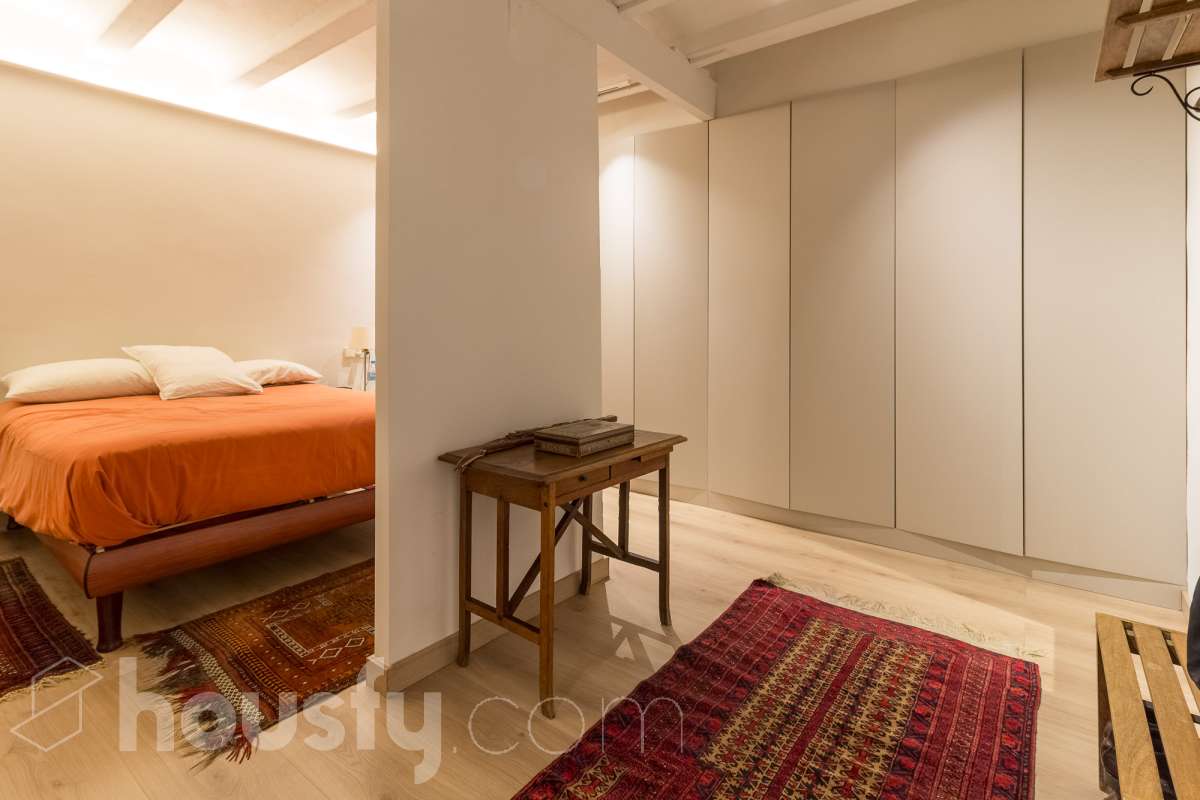 LOCAL COMERCIAL COMPLETAMENTE REFORMADO EN GRÀCIA, BARCELONA Housfy presenta este local comercial de 107 m² situado en el paseo de Amunt, en el emblemático barrio de Gràcia. Un inmueble que destaca especialmente por su reforma, su diseño contemporáneo y el cuidado de sus acabados, ofreciendo un espacio actualizado y con personalidad en una de las zonas con más identidad de Barcelona. UNA REFORMA QUE MARCA LA DIFERENCIA El interior ha sido completamente reformado, con una estética moderna, tonos neutros y una distribución que aprovecha los espacios de forma funcional. La cocina abierta con isla central, el baño con ducha, la iluminación integrada y los acabados actuales aportan una imagen cuidada y homogénea al conjunto. Su estado actual permite centrarse en el proyecto que se quiera desarrollar, sin partir de un espacio pendiente de una reforma integral. Una alternativa interesante para quienes buscan un local con una imagen actual y una base de calidad para adaptarlo a las necesidades de su actividad, siempre de acuerdo con los usos y autorizaciones aplicables. UN ESPACIO CON LUZ, CONFORT Y CARÁCTER El inmueble cuenta con calefacción, aire acondicionado y orientación sur. Además, dispone de acceso a un patio comunitario, un elemento adicional que aporta valor al entorno del local. EN EL BARRIO DE GRÀCIA Ubicado en el paseo de Amunt, el local se encuentra en un entorno urbano consolidado, rodeado de comercios, servicios y la reconocida vida de barrio de Gràcia. Una ubicación atractiva para quienes buscan establecer o desarrollar un proyecto en Barcelona. Una oportunidad para adquirir un local comercial que destaca por su reforma, sus acabados contemporáneos y su cuidada presentación, en una ubicación con personalidad. CARACTERÍSTICAS PRINCIPALES Superficie: 107 m²útiles, según la ficha. Ubicación: Paseo de Amunt, Gràcia, Barcelona. Estado: completamente reformado. Cocina abierta con isla central. Baño con ducha. Calefacción y aire acondicionado. Orientación sur. Construido en el año: 1903 Acceso a patio comunitario. Precio de venta: 289.000 €. IMPORTANTE: el inmueble se comercializa como local comercial y no dispone de cédula de habitabilidad. Cualquier actividad o uso deberá ajustarse a la normativa y a las autorizaciones correspondientes. Aviso legal El precio de venta no incluye gastos de la compraventa como notaría, registro, impuestos, ni tampoco honorarios agencia. Esta publicación no es vinculante. Consulta siempre la nota simple con Housfy antes de formalizar la compraventa. Sobre nosotros Housfy es la plataforma integral de servicios inmobiliarios. Nuestra combinación de expertos y tecnología pone al alcance de todo el mundo servicios cómodos, claros y seguros. AICAT número: 7922. Nos encargamos de la gestión y asesoramiento de la compra. ¡Olvídate de todo! Hacemos los trámites por ti. Y, si además necesitas financiación, ponemos a tu disposición un bróker hipotecario para ayudarte a conseguir las mejores condiciones para tu perfil económico. ¿Quieres visitarla? Contacta con Housfy y agenda tu visita sin compromiso. Más información en: housfy.com-12