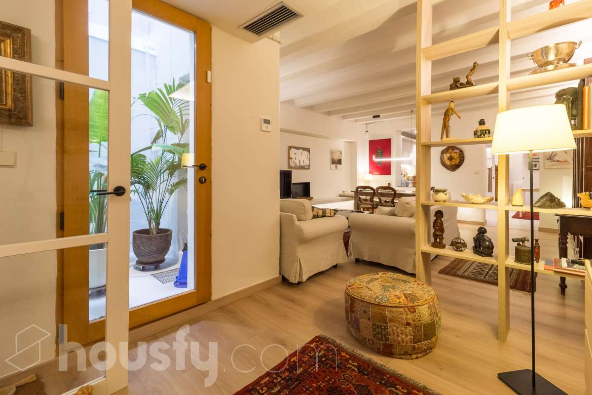 LOCAL COMERCIAL COMPLETAMENTE REFORMADO EN GRÀCIA, BARCELONA Housfy presenta este local comercial de 107 m² situado en el paseo de Amunt, en el emblemático barrio de Gràcia. Un inmueble que destaca especialmente por su reforma, su diseño contemporáneo y el cuidado de sus acabados, ofreciendo un espacio actualizado y con personalidad en una de las zonas con más identidad de Barcelona. UNA REFORMA QUE MARCA LA DIFERENCIA El interior ha sido completamente reformado, con una estética moderna, tonos neutros y una distribución que aprovecha los espacios de forma funcional. La cocina abierta con isla central, el baño con ducha, la iluminación integrada y los acabados actuales aportan una imagen cuidada y homogénea al conjunto. Su estado actual permite centrarse en el proyecto que se quiera desarrollar, sin partir de un espacio pendiente de una reforma integral. Una alternativa interesante para quienes buscan un local con una imagen actual y una base de calidad para adaptarlo a las necesidades de su actividad, siempre de acuerdo con los usos y autorizaciones aplicables. UN ESPACIO CON LUZ, CONFORT Y CARÁCTER El inmueble cuenta con calefacción, aire acondicionado y orientación sur. Además, dispone de acceso a un patio comunitario, un elemento adicional que aporta valor al entorno del local. EN EL BARRIO DE GRÀCIA Ubicado en el paseo de Amunt, el local se encuentra en un entorno urbano consolidado, rodeado de comercios, servicios y la reconocida vida de barrio de Gràcia. Una ubicación atractiva para quienes buscan establecer o desarrollar un proyecto en Barcelona. Una oportunidad para adquirir un local comercial que destaca por su reforma, sus acabados contemporáneos y su cuidada presentación, en una ubicación con personalidad. CARACTERÍSTICAS PRINCIPALES Superficie: 107 m²útiles, según la ficha. Ubicación: Paseo de Amunt, Gràcia, Barcelona. Estado: completamente reformado. Cocina abierta con isla central. Baño con ducha. Calefacción y aire acondicionado. Orientación sur. Construido en el año: 1903 Acceso a patio comunitario. Precio de venta: 289.000 €. IMPORTANTE: el inmueble se comercializa como local comercial y no dispone de cédula de habitabilidad. Cualquier actividad o uso deberá ajustarse a la normativa y a las autorizaciones correspondientes. Aviso legal El precio de venta no incluye gastos de la compraventa como notaría, registro, impuestos, ni tampoco honorarios agencia. Esta publicación no es vinculante. Consulta siempre la nota simple con Housfy antes de formalizar la compraventa. Sobre nosotros Housfy es la plataforma integral de servicios inmobiliarios. Nuestra combinación de expertos y tecnología pone al alcance de todo el mundo servicios cómodos, claros y seguros. AICAT número: 7922. Nos encargamos de la gestión y asesoramiento de la compra. ¡Olvídate de todo! Hacemos los trámites por ti. Y, si además necesitas financiación, ponemos a tu disposición un bróker hipotecario para ayudarte a conseguir las mejores condiciones para tu perfil económico. ¿Quieres visitarla? Contacta con Housfy y agenda tu visita sin compromiso. Más información en: housfy.com-5