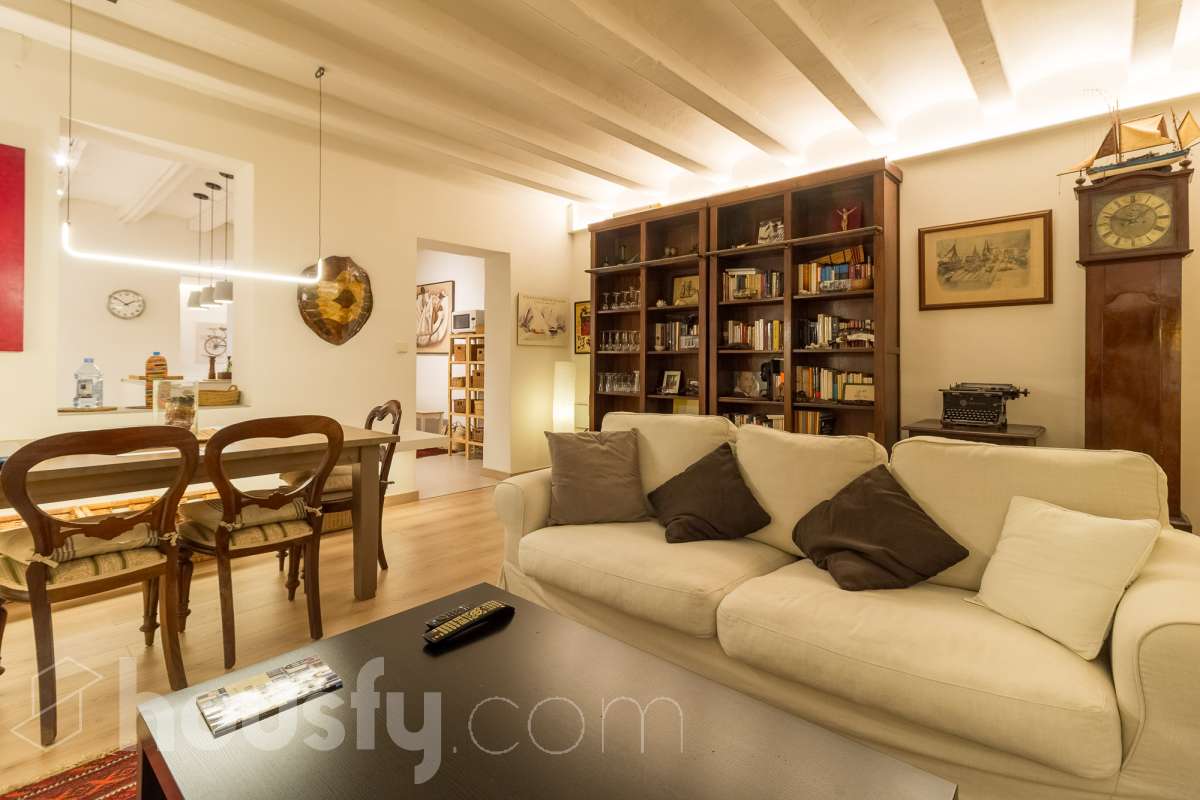 LOCAL COMERCIAL COMPLETAMENTE REFORMADO EN GRÀCIA, BARCELONA Housfy presenta este local comercial de 107 m² situado en el paseo de Amunt, en el emblemático barrio de Gràcia. Un inmueble que destaca especialmente por su reforma, su diseño contemporáneo y el cuidado de sus acabados, ofreciendo un espacio actualizado y con personalidad en una de las zonas con más identidad de Barcelona. UNA REFORMA QUE MARCA LA DIFERENCIA El interior ha sido completamente reformado, con una estética moderna, tonos neutros y una distribución que aprovecha los espacios de forma funcional. La cocina abierta con isla central, el baño con ducha, la iluminación integrada y los acabados actuales aportan una imagen cuidada y homogénea al conjunto. Su estado actual permite centrarse en el proyecto que se quiera desarrollar, sin partir de un espacio pendiente de una reforma integral. Una alternativa interesante para quienes buscan un local con una imagen actual y una base de calidad para adaptarlo a las necesidades de su actividad, siempre de acuerdo con los usos y autorizaciones aplicables. UN ESPACIO CON LUZ, CONFORT Y CARÁCTER El inmueble cuenta con calefacción, aire acondicionado y orientación sur. Además, dispone de acceso a un patio comunitario, un elemento adicional que aporta valor al entorno del local. EN EL BARRIO DE GRÀCIA Ubicado en el paseo de Amunt, el local se encuentra en un entorno urbano consolidado, rodeado de comercios, servicios y la reconocida vida de barrio de Gràcia. Una ubicación atractiva para quienes buscan establecer o desarrollar un proyecto en Barcelona. Una oportunidad para adquirir un local comercial que destaca por su reforma, sus acabados contemporáneos y su cuidada presentación, en una ubicación con personalidad. CARACTERÍSTICAS PRINCIPALES Superficie: 107 m²útiles, según la ficha. Ubicación: Paseo de Amunt, Gràcia, Barcelona. Estado: completamente reformado. Cocina abierta con isla central. Baño con ducha. Calefacción y aire acondicionado. Orientación sur. Construido en el año: 1903 Acceso a patio comunitario. Precio de venta: 289.000 €. IMPORTANTE: el inmueble se comercializa como local comercial y no dispone de cédula de habitabilidad. Cualquier actividad o uso deberá ajustarse a la normativa y a las autorizaciones correspondientes. Aviso legal El precio de venta no incluye gastos de la compraventa como notaría, registro, impuestos, ni tampoco honorarios agencia. Esta publicación no es vinculante. Consulta siempre la nota simple con Housfy antes de formalizar la compraventa. Sobre nosotros Housfy es la plataforma integral de servicios inmobiliarios. Nuestra combinación de expertos y tecnología pone al alcance de todo el mundo servicios cómodos, claros y seguros. AICAT número: 7922. Nos encargamos de la gestión y asesoramiento de la compra. ¡Olvídate de todo! Hacemos los trámites por ti. Y, si además necesitas financiación, ponemos a tu disposición un bróker hipotecario para ayudarte a conseguir las mejores condiciones para tu perfil económico. ¿Quieres visitarla? Contacta con Housfy y agenda tu visita sin compromiso. Más información en: housfy.com-4