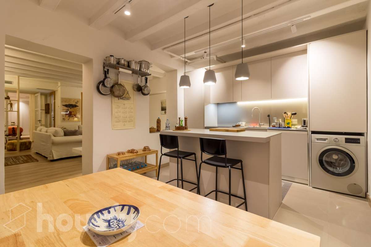 LOCAL COMERCIAL COMPLETAMENTE REFORMADO EN GRÀCIA, BARCELONA Housfy presenta este local comercial de 107 m² situado en el paseo de Amunt, en el emblemático barrio de Gràcia. Un inmueble que destaca especialmente por su reforma, su diseño contemporáneo y el cuidado de sus acabados, ofreciendo un espacio actualizado y con personalidad en una de las zonas con más identidad de Barcelona. UNA REFORMA QUE MARCA LA DIFERENCIA El interior ha sido completamente reformado, con una estética moderna, tonos neutros y una distribución que aprovecha los espacios de forma funcional. La cocina abierta con isla central, el baño con ducha, la iluminación integrada y los acabados actuales aportan una imagen cuidada y homogénea al conjunto. Su estado actual permite centrarse en el proyecto que se quiera desarrollar, sin partir de un espacio pendiente de una reforma integral. Una alternativa interesante para quienes buscan un local con una imagen actual y una base de calidad para adaptarlo a las necesidades de su actividad, siempre de acuerdo con los usos y autorizaciones aplicables. UN ESPACIO CON LUZ, CONFORT Y CARÁCTER El inmueble cuenta con calefacción, aire acondicionado y orientación sur. Además, dispone de acceso a un patio comunitario, un elemento adicional que aporta valor al entorno del local. EN EL BARRIO DE GRÀCIA Ubicado en el paseo de Amunt, el local se encuentra en un entorno urbano consolidado, rodeado de comercios, servicios y la reconocida vida de barrio de Gràcia. Una ubicación atractiva para quienes buscan establecer o desarrollar un proyecto en Barcelona. Una oportunidad para adquirir un local comercial que destaca por su reforma, sus acabados contemporáneos y su cuidada presentación, en una ubicación con personalidad. CARACTERÍSTICAS PRINCIPALES Superficie: 107 m²útiles, según la ficha. Ubicación: Paseo de Amunt, Gràcia, Barcelona. Estado: completamente reformado. Cocina abierta con isla central. Baño con ducha. Calefacción y aire acondicionado. Orientación sur. Construido en el año: 1903 Acceso a patio comunitario. Precio de venta: 289.000 €. IMPORTANTE: el inmueble se comercializa como local comercial y no dispone de cédula de habitabilidad. Cualquier actividad o uso deberá ajustarse a la normativa y a las autorizaciones correspondientes. Aviso legal El precio de venta no incluye gastos de la compraventa como notaría, registro, impuestos, ni tampoco honorarios agencia. Esta publicación no es vinculante. Consulta siempre la nota simple con Housfy antes de formalizar la compraventa. Sobre nosotros Housfy es la plataforma integral de servicios inmobiliarios. Nuestra combinación de expertos y tecnología pone al alcance de todo el mundo servicios cómodos, claros y seguros. AICAT número: 7922. Nos encargamos de la gestión y asesoramiento de la compra. ¡Olvídate de todo! Hacemos los trámites por ti. Y, si además necesitas financiación, ponemos a tu disposición un bróker hipotecario para ayudarte a conseguir las mejores condiciones para tu perfil económico. ¿Quieres visitarla? Contacta con Housfy y agenda tu visita sin compromiso. Más información en: housfy.com-17