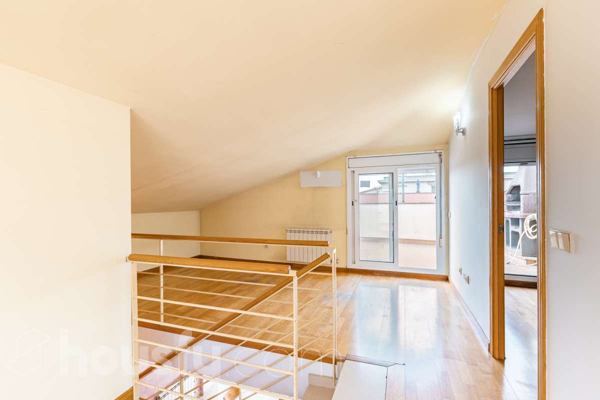 Housfy vende 🏡 espectacular ático dúplex con dos terrazas, párking y tarstero el cuál consta de 116 m2 útiles (verificados con la Dirección General de Catastro). En un edificio construido en el año 2002. Distribución de estancias En la primera planta tenemos un magnífico y soleado salón-comedor, con balcón Francés y orientación sur. Junto a él, una cocina enorme también exterior. Pasando por el pasillo, encontramos 3 habitaciones medianas, todas exteriores y un baño completo. En la segunda planta tenemos una buhardilla enorme que sirve las veces de sala de estar como de almacenamiento, con una habitación doble con baño en suite y vestidor y altillo incorporados, y salida a las dos espectaculares terrazas, para gozar orientación este y oeste, barbacoa de obra y otras facilidades. El inmueble cuenta con ventanas de doble vidrio, toldos, suelos de parquet y calefacción en todas las estancias, además de aire acondicionado. Incluye una plaza de párking y trastero. Características específicas - 2 baños -Ascensor -Aire acondicionado -Amueblado -Calefacción -Domótica -Balcón -Terraza Zona y entorno Respecto a la ubicación, se sitúa en La Grípia, barrio de Terrassa. Esta zona es conocida por ser una de las más renovadas de Terrassa, un barrio residencial con excelente conexión al centro de Terrassa con diversas líneas de buses y la estación de tren Terrassa Est a menos de 5 minutos a pie. Múltiples servicios básicos como supermercados, farmacias, colegios... Aviso legal El precio de venta no incluye gastos de la compraventa como notaría, registro, impuestos, ni tampoco honorarios agencia. Esta publicación no es vinculante. Consulta siempre la nota simple con Housfy antes de formalizar la compraventa. Sobre nosotros Housfy es la plataforma integral de servicios inmobiliarios. Nuestra combinación de expertos y tecnología pone al alcance de todo el mundo servicios cómodos, claros y seguros. AICAT número: 7922. Nos encargamos de la gestión y asesoramiento de la compra. ¡Olvídate de todo! Hacemos los trámites por ti. Y, si además necesitas financiación, ponemos a tu disposición un bróker hipotecario para ayudarte a conseguir las mejores condiciones para tu perfil económico. ¿Quieres visitarla? Contacta con Housfy y agenda tu visita sin compromiso. Más información en: housfy.com En cumplimiento de la Ley 8/2026 en Cataluña, el certificado de presencia o ausencia de amianto se encuentra en proceso de tramitación.-48
