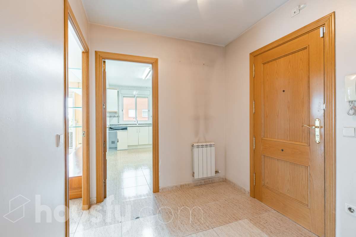Housfy vende 🏡 espectacular ático dúplex con dos terrazas, párking y tarstero el cuál consta de 116 m2 útiles (verificados con la Dirección General de Catastro). En un edificio construido en el año 2002. Distribución de estancias En la primera planta tenemos un magnífico y soleado salón-comedor, con balcón Francés y orientación sur. Junto a él, una cocina enorme también exterior. Pasando por el pasillo, encontramos 3 habitaciones medianas, todas exteriores y un baño completo. En la segunda planta tenemos una buhardilla enorme que sirve las veces de sala de estar como de almacenamiento, con una habitación doble con baño en suite y vestidor y altillo incorporados, y salida a las dos espectaculares terrazas, para gozar orientación este y oeste, barbacoa de obra y otras facilidades. El inmueble cuenta con ventanas de doble vidrio, toldos, suelos de parquet y calefacción en todas las estancias, además de aire acondicionado. Incluye una plaza de párking y trastero. Características específicas - 2 baños -Ascensor -Aire acondicionado -Amueblado -Calefacción -Domótica -Balcón -Terraza Zona y entorno Respecto a la ubicación, se sitúa en La Grípia, barrio de Terrassa. Esta zona es conocida por ser una de las más renovadas de Terrassa, un barrio residencial con excelente conexión al centro de Terrassa con diversas líneas de buses y la estación de tren Terrassa Est a menos de 5 minutos a pie. Múltiples servicios básicos como supermercados, farmacias, colegios... Aviso legal El precio de venta no incluye gastos de la compraventa como notaría, registro, impuestos, ni tampoco honorarios agencia. Esta publicación no es vinculante. Consulta siempre la nota simple con Housfy antes de formalizar la compraventa. Sobre nosotros Housfy es la plataforma integral de servicios inmobiliarios. Nuestra combinación de expertos y tecnología pone al alcance de todo el mundo servicios cómodos, claros y seguros. AICAT número: 7922. Nos encargamos de la gestión y asesoramiento de la compra. ¡Olvídate de todo! Hacemos los trámites por ti. Y, si además necesitas financiación, ponemos a tu disposición un bróker hipotecario para ayudarte a conseguir las mejores condiciones para tu perfil económico. ¿Quieres visitarla? Contacta con Housfy y agenda tu visita sin compromiso. Más información en: housfy.com En cumplimiento de la Ley 8/2026 en Cataluña, el certificado de presencia o ausencia de amianto se encuentra en proceso de tramitación.-43