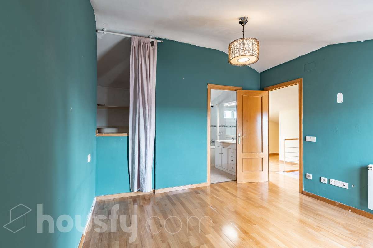 Housfy vende 🏡 espectacular ático dúplex con dos terrazas, párking y tarstero el cuál consta de 116 m2 útiles (verificados con la Dirección General de Catastro). En un edificio construido en el año 2002. Distribución de estancias En la primera planta tenemos un magnífico y soleado salón-comedor, con balcón Francés y orientación sur. Junto a él, una cocina enorme también exterior. Pasando por el pasillo, encontramos 3 habitaciones medianas, todas exteriores y un baño completo. En la segunda planta tenemos una buhardilla enorme que sirve las veces de sala de estar como de almacenamiento, con una habitación doble con baño en suite y vestidor y altillo incorporados, y salida a las dos espectaculares terrazas, para gozar orientación este y oeste, barbacoa de obra y otras facilidades. El inmueble cuenta con ventanas de doble vidrio, toldos, suelos de parquet y calefacción en todas las estancias, además de aire acondicionado. Incluye una plaza de párking y trastero. Características específicas - 2 baños -Ascensor -Aire acondicionado -Amueblado -Calefacción -Domótica -Balcón -Terraza Zona y entorno Respecto a la ubicación, se sitúa en La Grípia, barrio de Terrassa. Esta zona es conocida por ser una de las más renovadas de Terrassa, un barrio residencial con excelente conexión al centro de Terrassa con diversas líneas de buses y la estación de tren Terrassa Est a menos de 5 minutos a pie. Múltiples servicios básicos como supermercados, farmacias, colegios... Aviso legal El precio de venta no incluye gastos de la compraventa como notaría, registro, impuestos, ni tampoco honorarios agencia. Esta publicación no es vinculante. Consulta siempre la nota simple con Housfy antes de formalizar la compraventa. Sobre nosotros Housfy es la plataforma integral de servicios inmobiliarios. Nuestra combinación de expertos y tecnología pone al alcance de todo el mundo servicios cómodos, claros y seguros. AICAT número: 7922. Nos encargamos de la gestión y asesoramiento de la compra. ¡Olvídate de todo! Hacemos los trámites por ti. Y, si además necesitas financiación, ponemos a tu disposición un bróker hipotecario para ayudarte a conseguir las mejores condiciones para tu perfil económico. ¿Quieres visitarla? Contacta con Housfy y agenda tu visita sin compromiso. Más información en: housfy.com En cumplimiento de la Ley 8/2026 en Cataluña, el certificado de presencia o ausencia de amianto se encuentra en proceso de tramitación.-20