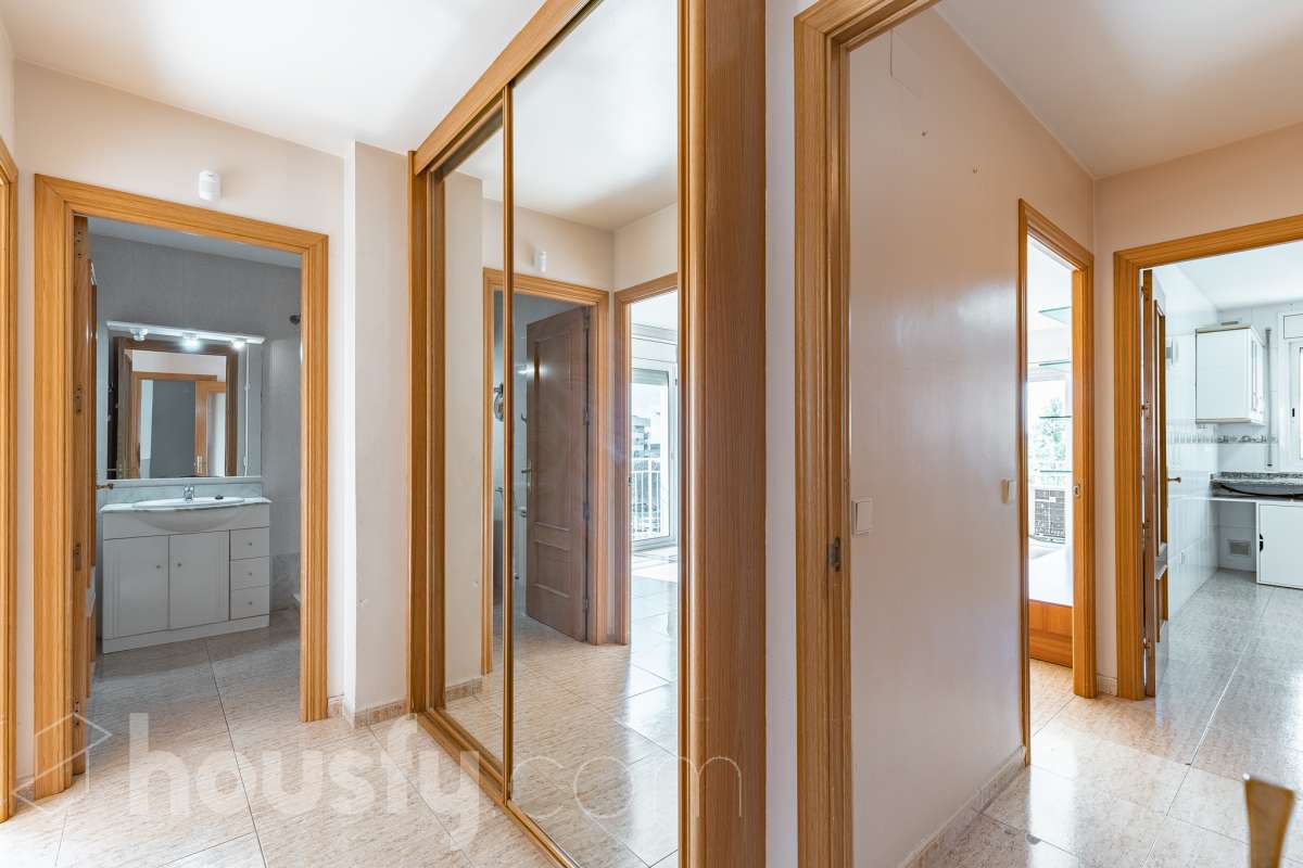 Housfy vende 🏡 espectacular ático dúplex con dos terrazas, párking y tarstero el cuál consta de 116 m2 útiles (verificados con la Dirección General de Catastro). En un edificio construido en el año 2002. Distribución de estancias En la primera planta tenemos un magnífico y soleado salón-comedor, con balcón Francés y orientación sur. Junto a él, una cocina enorme también exterior. Pasando por el pasillo, encontramos 3 habitaciones medianas, todas exteriores y un baño completo. En la segunda planta tenemos una buhardilla enorme que sirve las veces de sala de estar como de almacenamiento, con una habitación doble con baño en suite y vestidor y altillo incorporados, y salida a las dos espectaculares terrazas, para gozar orientación este y oeste, barbacoa de obra y otras facilidades. El inmueble cuenta con ventanas de doble vidrio, toldos, suelos de parquet y calefacción en todas las estancias, además de aire acondicionado. Incluye una plaza de párking y trastero. Características específicas - 2 baños -Ascensor -Aire acondicionado -Amueblado -Calefacción -Domótica -Balcón -Terraza Zona y entorno Respecto a la ubicación, se sitúa en La Grípia, barrio de Terrassa. Esta zona es conocida por ser una de las más renovadas de Terrassa, un barrio residencial con excelente conexión al centro de Terrassa con diversas líneas de buses y la estación de tren Terrassa Est a menos de 5 minutos a pie. Múltiples servicios básicos como supermercados, farmacias, colegios... Aviso legal El precio de venta no incluye gastos de la compraventa como notaría, registro, impuestos, ni tampoco honorarios agencia. Esta publicación no es vinculante. Consulta siempre la nota simple con Housfy antes de formalizar la compraventa. Sobre nosotros Housfy es la plataforma integral de servicios inmobiliarios. Nuestra combinación de expertos y tecnología pone al alcance de todo el mundo servicios cómodos, claros y seguros. AICAT número: 7922. Nos encargamos de la gestión y asesoramiento de la compra. ¡Olvídate de todo! Hacemos los trámites por ti. Y, si además necesitas financiación, ponemos a tu disposición un bróker hipotecario para ayudarte a conseguir las mejores condiciones para tu perfil económico. ¿Quieres visitarla? Contacta con Housfy y agenda tu visita sin compromiso. Más información en: housfy.com En cumplimiento de la Ley 8/2026 en Cataluña, el certificado de presencia o ausencia de amianto se encuentra en proceso de tramitación.-44