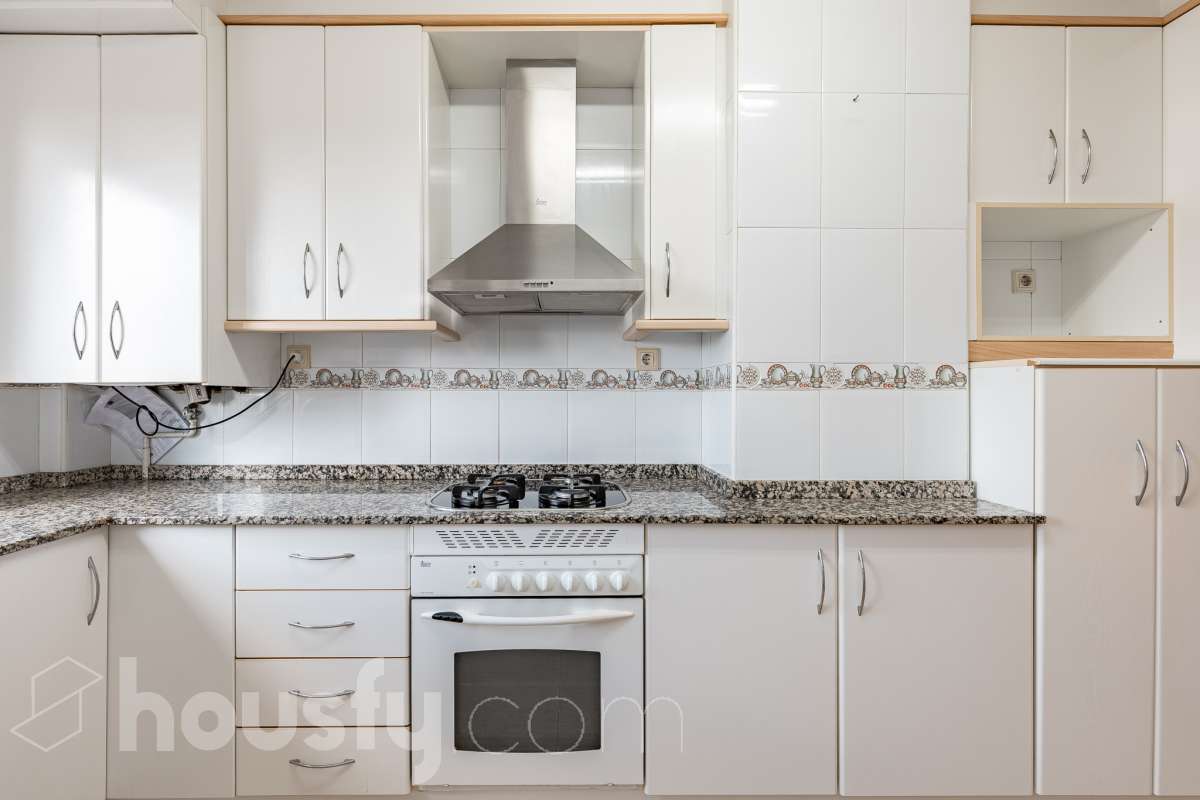 Housfy vende 🏡 espectacular ático dúplex con dos terrazas, párking y tarstero el cuál consta de 116 m2 útiles (verificados con la Dirección General de Catastro). En un edificio construido en el año 2002. Distribución de estancias En la primera planta tenemos un magnífico y soleado salón-comedor, con balcón Francés y orientación sur. Junto a él, una cocina enorme también exterior. Pasando por el pasillo, encontramos 3 habitaciones medianas, todas exteriores y un baño completo. En la segunda planta tenemos una buhardilla enorme que sirve las veces de sala de estar como de almacenamiento, con una habitación doble con baño en suite y vestidor y altillo incorporados, y salida a las dos espectaculares terrazas, para gozar orientación este y oeste, barbacoa de obra y otras facilidades. El inmueble cuenta con ventanas de doble vidrio, toldos, suelos de parquet y calefacción en todas las estancias, además de aire acondicionado. Incluye una plaza de párking y trastero. Características específicas - 2 baños -Ascensor -Aire acondicionado -Amueblado -Calefacción -Domótica -Balcón -Terraza Zona y entorno Respecto a la ubicación, se sitúa en La Grípia, barrio de Terrassa. Esta zona es conocida por ser una de las más renovadas de Terrassa, un barrio residencial con excelente conexión al centro de Terrassa con diversas líneas de buses y la estación de tren Terrassa Est a menos de 5 minutos a pie. Múltiples servicios básicos como supermercados, farmacias, colegios... Aviso legal El precio de venta no incluye gastos de la compraventa como notaría, registro, impuestos, ni tampoco honorarios agencia. Esta publicación no es vinculante. Consulta siempre la nota simple con Housfy antes de formalizar la compraventa. Sobre nosotros Housfy es la plataforma integral de servicios inmobiliarios. Nuestra combinación de expertos y tecnología pone al alcance de todo el mundo servicios cómodos, claros y seguros. AICAT número: 7922. Nos encargamos de la gestión y asesoramiento de la compra. ¡Olvídate de todo! Hacemos los trámites por ti. Y, si además necesitas financiación, ponemos a tu disposición un bróker hipotecario para ayudarte a conseguir las mejores condiciones para tu perfil económico. ¿Quieres visitarla? Contacta con Housfy y agenda tu visita sin compromiso. Más información en: housfy.com En cumplimiento de la Ley 8/2026 en Cataluña, el certificado de presencia o ausencia de amianto se encuentra en proceso de tramitación.-27