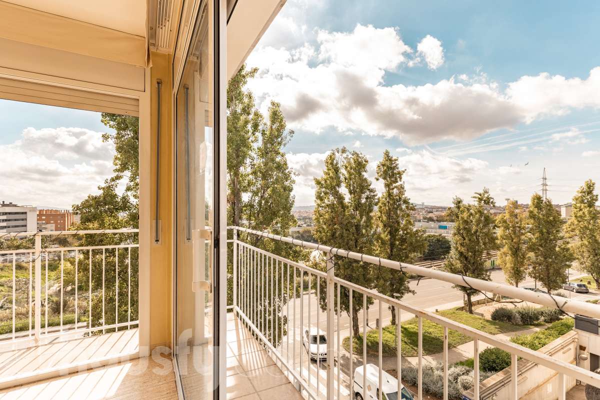 Housfy vende 🏡 espectacular ático dúplex con dos terrazas, párking y tarstero el cuál consta de 116 m2 útiles (verificados con la Dirección General de Catastro). En un edificio construido en el año 2002. Distribución de estancias En la primera planta tenemos un magnífico y soleado salón-comedor, con balcón Francés y orientación sur. Junto a él, una cocina enorme también exterior. Pasando por el pasillo, encontramos 3 habitaciones medianas, todas exteriores y un baño completo. En la segunda planta tenemos una buhardilla enorme que sirve las veces de sala de estar como de almacenamiento, con una habitación doble con baño en suite y vestidor y altillo incorporados, y salida a las dos espectaculares terrazas, para gozar orientación este y oeste, barbacoa de obra y otras facilidades. El inmueble cuenta con ventanas de doble vidrio, toldos, suelos de parquet y calefacción en todas las estancias, además de aire acondicionado. Incluye una plaza de párking y trastero. Características específicas - 2 baños -Ascensor -Aire acondicionado -Amueblado -Calefacción -Domótica -Balcón -Terraza Zona y entorno Respecto a la ubicación, se sitúa en La Grípia, barrio de Terrassa. Esta zona es conocida por ser una de las más renovadas de Terrassa, un barrio residencial con excelente conexión al centro de Terrassa con diversas líneas de buses y la estación de tren Terrassa Est a menos de 5 minutos a pie. Múltiples servicios básicos como supermercados, farmacias, colegios... Aviso legal El precio de venta no incluye gastos de la compraventa como notaría, registro, impuestos, ni tampoco honorarios agencia. Esta publicación no es vinculante. Consulta siempre la nota simple con Housfy antes de formalizar la compraventa. Sobre nosotros Housfy es la plataforma integral de servicios inmobiliarios. Nuestra combinación de expertos y tecnología pone al alcance de todo el mundo servicios cómodos, claros y seguros. AICAT número: 7922. Nos encargamos de la gestión y asesoramiento de la compra. ¡Olvídate de todo! Hacemos los trámites por ti. Y, si además necesitas financiación, ponemos a tu disposición un bróker hipotecario para ayudarte a conseguir las mejores condiciones para tu perfil económico. ¿Quieres visitarla? Contacta con Housfy y agenda tu visita sin compromiso. Más información en: housfy.com En cumplimiento de la Ley 8/2026 en Cataluña, el certificado de presencia o ausencia de amianto se encuentra en proceso de tramitación.-35