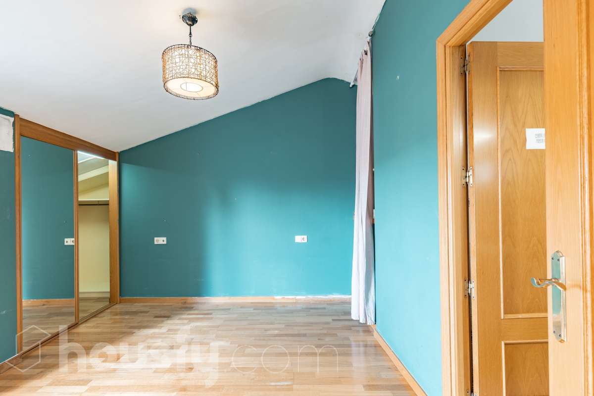 Housfy vende 🏡 espectacular ático dúplex con dos terrazas, párking y tarstero el cuál consta de 116 m2 útiles (verificados con la Dirección General de Catastro). En un edificio construido en el año 2002. Distribución de estancias En la primera planta tenemos un magnífico y soleado salón-comedor, con balcón Francés y orientación sur. Junto a él, una cocina enorme también exterior. Pasando por el pasillo, encontramos 3 habitaciones medianas, todas exteriores y un baño completo. En la segunda planta tenemos una buhardilla enorme que sirve las veces de sala de estar como de almacenamiento, con una habitación doble con baño en suite y vestidor y altillo incorporados, y salida a las dos espectaculares terrazas, para gozar orientación este y oeste, barbacoa de obra y otras facilidades. El inmueble cuenta con ventanas de doble vidrio, toldos, suelos de parquet y calefacción en todas las estancias, además de aire acondicionado. Incluye una plaza de párking y trastero. Características específicas - 2 baños -Ascensor -Aire acondicionado -Amueblado -Calefacción -Domótica -Balcón -Terraza Zona y entorno Respecto a la ubicación, se sitúa en La Grípia, barrio de Terrassa. Esta zona es conocida por ser una de las más renovadas de Terrassa, un barrio residencial con excelente conexión al centro de Terrassa con diversas líneas de buses y la estación de tren Terrassa Est a menos de 5 minutos a pie. Múltiples servicios básicos como supermercados, farmacias, colegios... Aviso legal El precio de venta no incluye gastos de la compraventa como notaría, registro, impuestos, ni tampoco honorarios agencia. Esta publicación no es vinculante. Consulta siempre la nota simple con Housfy antes de formalizar la compraventa. Sobre nosotros Housfy es la plataforma integral de servicios inmobiliarios. Nuestra combinación de expertos y tecnología pone al alcance de todo el mundo servicios cómodos, claros y seguros. AICAT número: 7922. Nos encargamos de la gestión y asesoramiento de la compra. ¡Olvídate de todo! Hacemos los trámites por ti. Y, si además necesitas financiación, ponemos a tu disposición un bróker hipotecario para ayudarte a conseguir las mejores condiciones para tu perfil económico. ¿Quieres visitarla? Contacta con Housfy y agenda tu visita sin compromiso. Más información en: housfy.com En cumplimiento de la Ley 8/2026 en Cataluña, el certificado de presencia o ausencia de amianto se encuentra en proceso de tramitación.-17