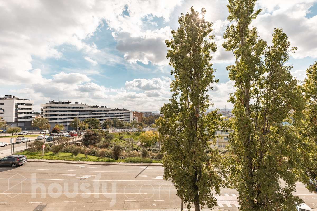 Housfy vende 🏡 espectacular ático dúplex con dos terrazas, párking y tarstero el cuál consta de 116 m2 útiles (verificados con la Dirección General de Catastro). En un edificio construido en el año 2002. Distribución de estancias En la primera planta tenemos un magnífico y soleado salón-comedor, con balcón Francés y orientación sur. Junto a él, una cocina enorme también exterior. Pasando por el pasillo, encontramos 3 habitaciones medianas, todas exteriores y un baño completo. En la segunda planta tenemos una buhardilla enorme que sirve las veces de sala de estar como de almacenamiento, con una habitación doble con baño en suite y vestidor y altillo incorporados, y salida a las dos espectaculares terrazas, para gozar orientación este y oeste, barbacoa de obra y otras facilidades. El inmueble cuenta con ventanas de doble vidrio, toldos, suelos de parquet y calefacción en todas las estancias, además de aire acondicionado. Incluye una plaza de párking y trastero. Características específicas - 2 baños -Ascensor -Aire acondicionado -Amueblado -Calefacción -Domótica -Balcón -Terraza Zona y entorno Respecto a la ubicación, se sitúa en La Grípia, barrio de Terrassa. Esta zona es conocida por ser una de las más renovadas de Terrassa, un barrio residencial con excelente conexión al centro de Terrassa con diversas líneas de buses y la estación de tren Terrassa Est a menos de 5 minutos a pie. Múltiples servicios básicos como supermercados, farmacias, colegios... Aviso legal El precio de venta no incluye gastos de la compraventa como notaría, registro, impuestos, ni tampoco honorarios agencia. Esta publicación no es vinculante. Consulta siempre la nota simple con Housfy antes de formalizar la compraventa. Sobre nosotros Housfy es la plataforma integral de servicios inmobiliarios. Nuestra combinación de expertos y tecnología pone al alcance de todo el mundo servicios cómodos, claros y seguros. AICAT número: 7922. Nos encargamos de la gestión y asesoramiento de la compra. ¡Olvídate de todo! Hacemos los trámites por ti. Y, si además necesitas financiación, ponemos a tu disposición un bróker hipotecario para ayudarte a conseguir las mejores condiciones para tu perfil económico. ¿Quieres visitarla? Contacta con Housfy y agenda tu visita sin compromiso. Más información en: housfy.com En cumplimiento de la Ley 8/2026 en Cataluña, el certificado de presencia o ausencia de amianto se encuentra en proceso de tramitación.-49