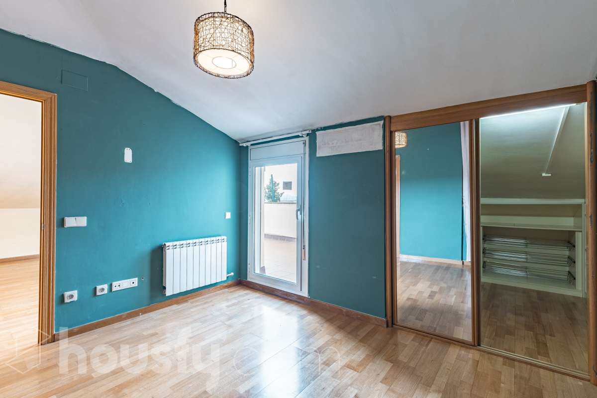 Housfy vende 🏡 espectacular ático dúplex con dos terrazas, párking y tarstero el cuál consta de 116 m2 útiles (verificados con la Dirección General de Catastro). En un edificio construido en el año 2002. Distribución de estancias En la primera planta tenemos un magnífico y soleado salón-comedor, con balcón Francés y orientación sur. Junto a él, una cocina enorme también exterior. Pasando por el pasillo, encontramos 3 habitaciones medianas, todas exteriores y un baño completo. En la segunda planta tenemos una buhardilla enorme que sirve las veces de sala de estar como de almacenamiento, con una habitación doble con baño en suite y vestidor y altillo incorporados, y salida a las dos espectaculares terrazas, para gozar orientación este y oeste, barbacoa de obra y otras facilidades. El inmueble cuenta con ventanas de doble vidrio, toldos, suelos de parquet y calefacción en todas las estancias, además de aire acondicionado. Incluye una plaza de párking y trastero. Características específicas - 2 baños -Ascensor -Aire acondicionado -Amueblado -Calefacción -Domótica -Balcón -Terraza Zona y entorno Respecto a la ubicación, se sitúa en La Grípia, barrio de Terrassa. Esta zona es conocida por ser una de las más renovadas de Terrassa, un barrio residencial con excelente conexión al centro de Terrassa con diversas líneas de buses y la estación de tren Terrassa Est a menos de 5 minutos a pie. Múltiples servicios básicos como supermercados, farmacias, colegios... Aviso legal El precio de venta no incluye gastos de la compraventa como notaría, registro, impuestos, ni tampoco honorarios agencia. Esta publicación no es vinculante. Consulta siempre la nota simple con Housfy antes de formalizar la compraventa. Sobre nosotros Housfy es la plataforma integral de servicios inmobiliarios. Nuestra combinación de expertos y tecnología pone al alcance de todo el mundo servicios cómodos, claros y seguros. AICAT número: 7922. Nos encargamos de la gestión y asesoramiento de la compra. ¡Olvídate de todo! Hacemos los trámites por ti. Y, si además necesitas financiación, ponemos a tu disposición un bróker hipotecario para ayudarte a conseguir las mejores condiciones para tu perfil económico. ¿Quieres visitarla? Contacta con Housfy y agenda tu visita sin compromiso. Más información en: housfy.com En cumplimiento de la Ley 8/2026 en Cataluña, el certificado de presencia o ausencia de amianto se encuentra en proceso de tramitación.-19