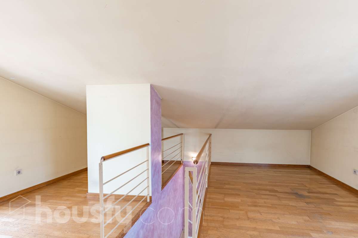 Housfy vende 🏡 espectacular ático dúplex con dos terrazas, párking y tarstero el cuál consta de 116 m2 útiles (verificados con la Dirección General de Catastro). En un edificio construido en el año 2002. Distribución de estancias En la primera planta tenemos un magnífico y soleado salón-comedor, con balcón Francés y orientación sur. Junto a él, una cocina enorme también exterior. Pasando por el pasillo, encontramos 3 habitaciones medianas, todas exteriores y un baño completo. En la segunda planta tenemos una buhardilla enorme que sirve las veces de sala de estar como de almacenamiento, con una habitación doble con baño en suite y vestidor y altillo incorporados, y salida a las dos espectaculares terrazas, para gozar orientación este y oeste, barbacoa de obra y otras facilidades. El inmueble cuenta con ventanas de doble vidrio, toldos, suelos de parquet y calefacción en todas las estancias, además de aire acondicionado. Incluye una plaza de párking y trastero. Características específicas - 2 baños -Ascensor -Aire acondicionado -Amueblado -Calefacción -Domótica -Balcón -Terraza Zona y entorno Respecto a la ubicación, se sitúa en La Grípia, barrio de Terrassa. Esta zona es conocida por ser una de las más renovadas de Terrassa, un barrio residencial con excelente conexión al centro de Terrassa con diversas líneas de buses y la estación de tren Terrassa Est a menos de 5 minutos a pie. Múltiples servicios básicos como supermercados, farmacias, colegios... Aviso legal El precio de venta no incluye gastos de la compraventa como notaría, registro, impuestos, ni tampoco honorarios agencia. Esta publicación no es vinculante. Consulta siempre la nota simple con Housfy antes de formalizar la compraventa. Sobre nosotros Housfy es la plataforma integral de servicios inmobiliarios. Nuestra combinación de expertos y tecnología pone al alcance de todo el mundo servicios cómodos, claros y seguros. AICAT número: 7922. Nos encargamos de la gestión y asesoramiento de la compra. ¡Olvídate de todo! Hacemos los trámites por ti. Y, si además necesitas financiación, ponemos a tu disposición un bróker hipotecario para ayudarte a conseguir las mejores condiciones para tu perfil económico. ¿Quieres visitarla? Contacta con Housfy y agenda tu visita sin compromiso. Más información en: housfy.com En cumplimiento de la Ley 8/2026 en Cataluña, el certificado de presencia o ausencia de amianto se encuentra en proceso de tramitación.-47