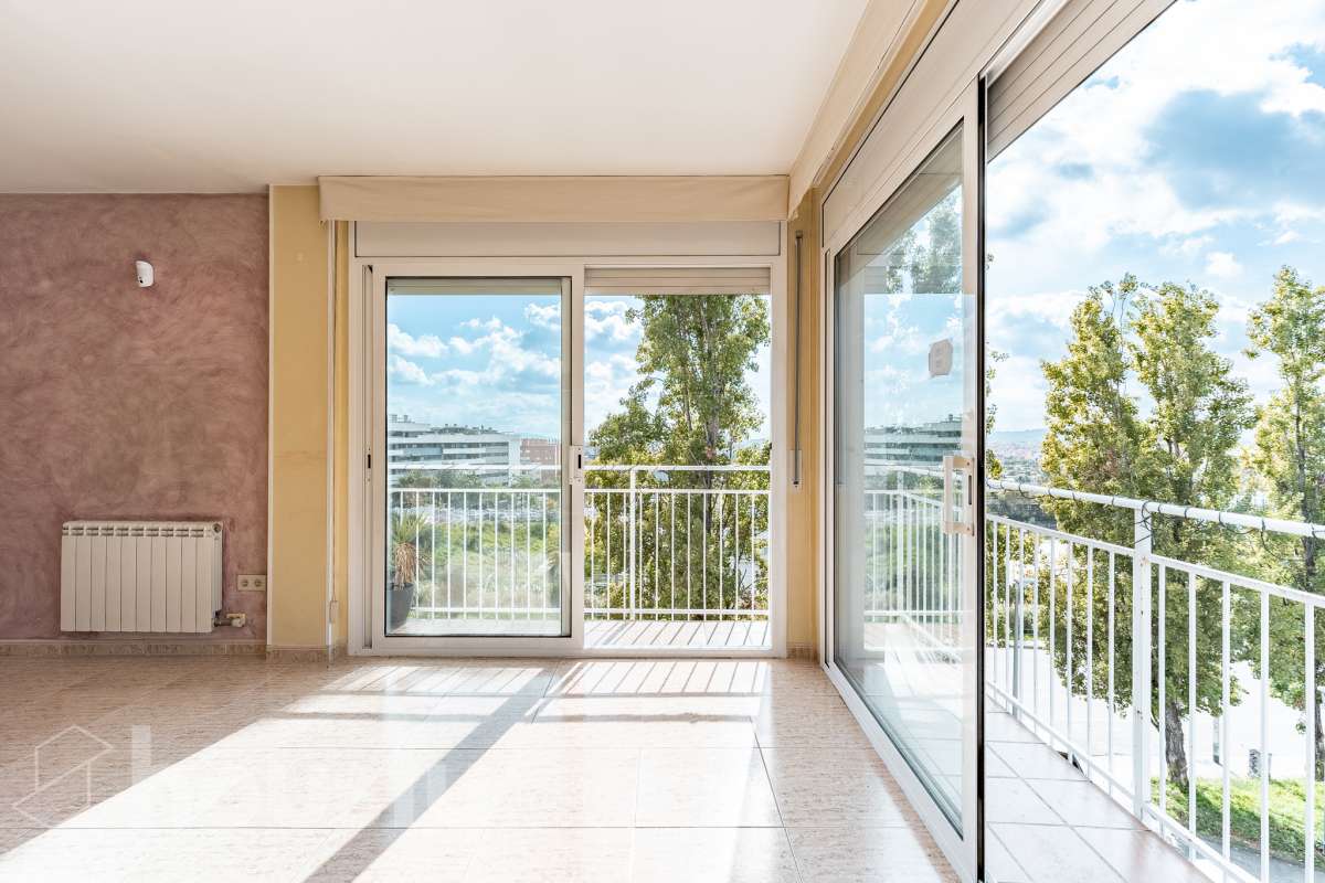 Housfy vende 🏡 espectacular ático dúplex con dos terrazas, párking y tarstero el cuál consta de 116 m2 útiles (verificados con la Dirección General de Catastro). En un edificio construido en el año 2002. Distribución de estancias En la primera planta tenemos un magnífico y soleado salón-comedor, con balcón Francés y orientación sur. Junto a él, una cocina enorme también exterior. Pasando por el pasillo, encontramos 3 habitaciones medianas, todas exteriores y un baño completo. En la segunda planta tenemos una buhardilla enorme que sirve las veces de sala de estar como de almacenamiento, con una habitación doble con baño en suite y vestidor y altillo incorporados, y salida a las dos espectaculares terrazas, para gozar orientación este y oeste, barbacoa de obra y otras facilidades. El inmueble cuenta con ventanas de doble vidrio, toldos, suelos de parquet y calefacción en todas las estancias, además de aire acondicionado. Incluye una plaza de párking y trastero. Características específicas - 2 baños -Ascensor -Aire acondicionado -Amueblado -Calefacción -Domótica -Balcón -Terraza Zona y entorno Respecto a la ubicación, se sitúa en La Grípia, barrio de Terrassa. Esta zona es conocida por ser una de las más renovadas de Terrassa, un barrio residencial con excelente conexión al centro de Terrassa con diversas líneas de buses y la estación de tren Terrassa Est a menos de 5 minutos a pie. Múltiples servicios básicos como supermercados, farmacias, colegios... Aviso legal El precio de venta no incluye gastos de la compraventa como notaría, registro, impuestos, ni tampoco honorarios agencia. Esta publicación no es vinculante. Consulta siempre la nota simple con Housfy antes de formalizar la compraventa. Sobre nosotros Housfy es la plataforma integral de servicios inmobiliarios. Nuestra combinación de expertos y tecnología pone al alcance de todo el mundo servicios cómodos, claros y seguros. AICAT número: 7922. Nos encargamos de la gestión y asesoramiento de la compra. ¡Olvídate de todo! Hacemos los trámites por ti. Y, si además necesitas financiación, ponemos a tu disposición un bróker hipotecario para ayudarte a conseguir las mejores condiciones para tu perfil económico. ¿Quieres visitarla? Contacta con Housfy y agenda tu visita sin compromiso. Más información en: housfy.com En cumplimiento de la Ley 8/2026 en Cataluña, el certificado de presencia o ausencia de amianto se encuentra en proceso de tramitación.-4