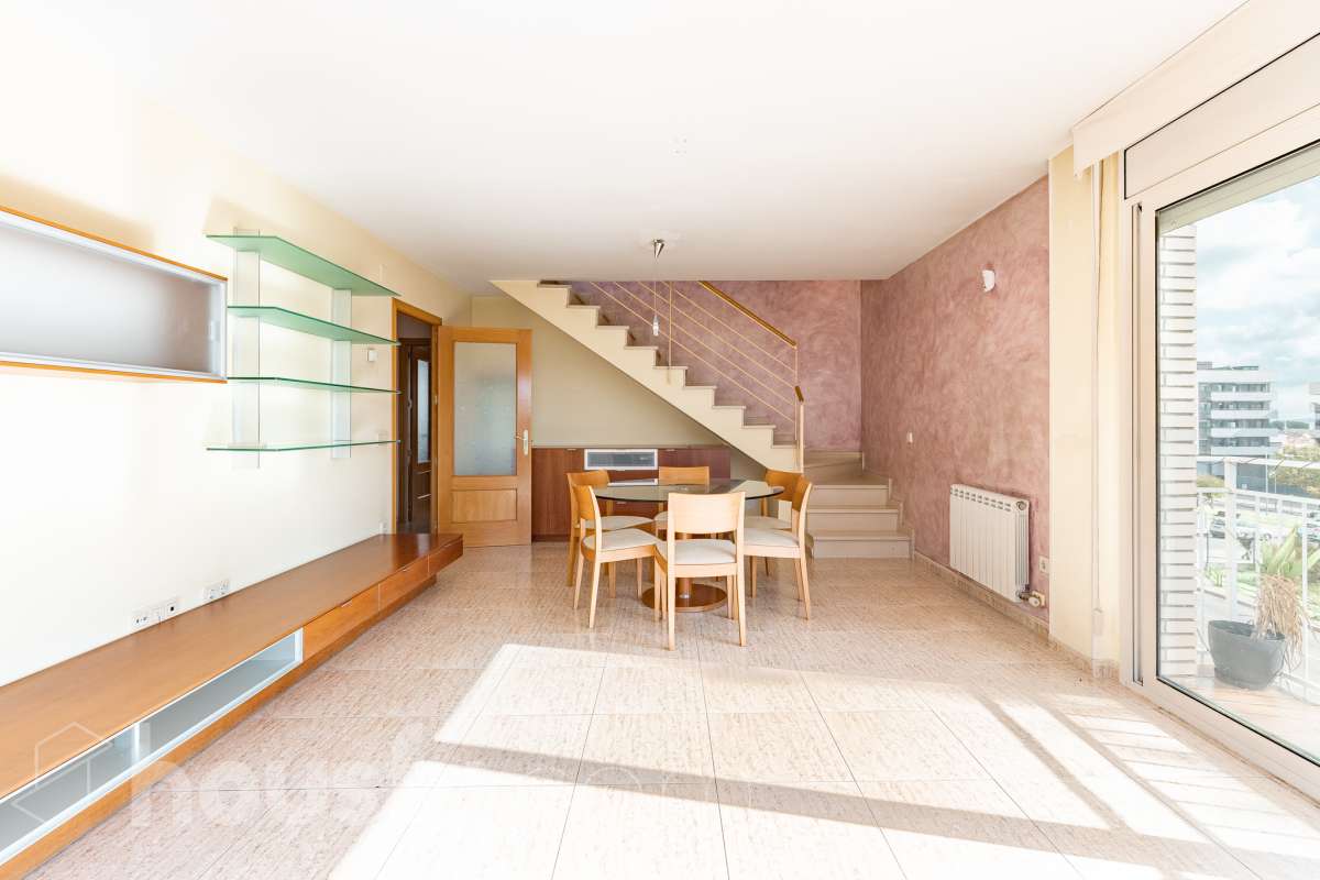 Housfy vende 🏡 espectacular ático dúplex con dos terrazas, párking y tarstero el cuál consta de 116 m2 útiles (verificados con la Dirección General de Catastro). En un edificio construido en el año 2002. Distribución de estancias En la primera planta tenemos un magnífico y soleado salón-comedor, con balcón Francés y orientación sur. Junto a él, una cocina enorme también exterior. Pasando por el pasillo, encontramos 3 habitaciones medianas, todas exteriores y un baño completo. En la segunda planta tenemos una buhardilla enorme que sirve las veces de sala de estar como de almacenamiento, con una habitación doble con baño en suite y vestidor y altillo incorporados, y salida a las dos espectaculares terrazas, para gozar orientación este y oeste, barbacoa de obra y otras facilidades. El inmueble cuenta con ventanas de doble vidrio, toldos, suelos de parquet y calefacción en todas las estancias, además de aire acondicionado. Incluye una plaza de párking y trastero. Características específicas - 2 baños -Ascensor -Aire acondicionado -Amueblado -Calefacción -Domótica -Balcón -Terraza Zona y entorno Respecto a la ubicación, se sitúa en La Grípia, barrio de Terrassa. Esta zona es conocida por ser una de las más renovadas de Terrassa, un barrio residencial con excelente conexión al centro de Terrassa con diversas líneas de buses y la estación de tren Terrassa Est a menos de 5 minutos a pie. Múltiples servicios básicos como supermercados, farmacias, colegios... Aviso legal El precio de venta no incluye gastos de la compraventa como notaría, registro, impuestos, ni tampoco honorarios agencia. Esta publicación no es vinculante. Consulta siempre la nota simple con Housfy antes de formalizar la compraventa. Sobre nosotros Housfy es la plataforma integral de servicios inmobiliarios. Nuestra combinación de expertos y tecnología pone al alcance de todo el mundo servicios cómodos, claros y seguros. AICAT número: 7922. Nos encargamos de la gestión y asesoramiento de la compra. ¡Olvídate de todo! Hacemos los trámites por ti. Y, si además necesitas financiación, ponemos a tu disposición un bróker hipotecario para ayudarte a conseguir las mejores condiciones para tu perfil económico. ¿Quieres visitarla? Contacta con Housfy y agenda tu visita sin compromiso. Más información en: housfy.com En cumplimiento de la Ley 8/2026 en Cataluña, el certificado de presencia o ausencia de amianto se encuentra en proceso de tramitación.-5