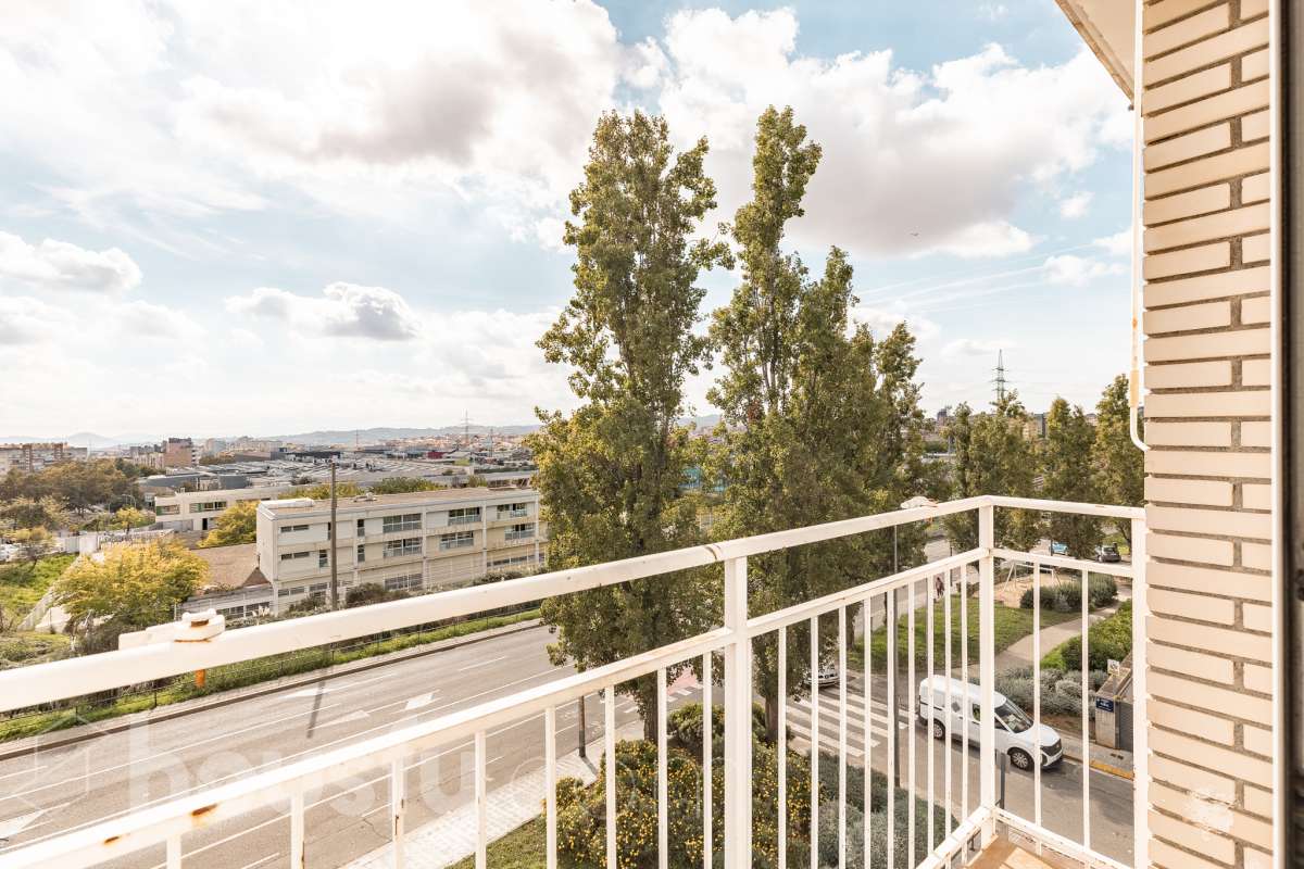 Housfy vende 🏡 espectacular ático dúplex con dos terrazas, párking y tarstero el cuál consta de 116 m2 útiles (verificados con la Dirección General de Catastro). En un edificio construido en el año 2002. Distribución de estancias En la primera planta tenemos un magnífico y soleado salón-comedor, con balcón Francés y orientación sur. Junto a él, una cocina enorme también exterior. Pasando por el pasillo, encontramos 3 habitaciones medianas, todas exteriores y un baño completo. En la segunda planta tenemos una buhardilla enorme que sirve las veces de sala de estar como de almacenamiento, con una habitación doble con baño en suite y vestidor y altillo incorporados, y salida a las dos espectaculares terrazas, para gozar orientación este y oeste, barbacoa de obra y otras facilidades. El inmueble cuenta con ventanas de doble vidrio, toldos, suelos de parquet y calefacción en todas las estancias, además de aire acondicionado. Incluye una plaza de párking y trastero. Características específicas - 2 baños -Ascensor -Aire acondicionado -Amueblado -Calefacción -Domótica -Balcón -Terraza Zona y entorno Respecto a la ubicación, se sitúa en La Grípia, barrio de Terrassa. Esta zona es conocida por ser una de las más renovadas de Terrassa, un barrio residencial con excelente conexión al centro de Terrassa con diversas líneas de buses y la estación de tren Terrassa Est a menos de 5 minutos a pie. Múltiples servicios básicos como supermercados, farmacias, colegios... Aviso legal El precio de venta no incluye gastos de la compraventa como notaría, registro, impuestos, ni tampoco honorarios agencia. Esta publicación no es vinculante. Consulta siempre la nota simple con Housfy antes de formalizar la compraventa. Sobre nosotros Housfy es la plataforma integral de servicios inmobiliarios. Nuestra combinación de expertos y tecnología pone al alcance de todo el mundo servicios cómodos, claros y seguros. AICAT número: 7922. Nos encargamos de la gestión y asesoramiento de la compra. ¡Olvídate de todo! Hacemos los trámites por ti. Y, si además necesitas financiación, ponemos a tu disposición un bróker hipotecario para ayudarte a conseguir las mejores condiciones para tu perfil económico. ¿Quieres visitarla? Contacta con Housfy y agenda tu visita sin compromiso. Más información en: housfy.com En cumplimiento de la Ley 8/2026 en Cataluña, el certificado de presencia o ausencia de amianto se encuentra en proceso de tramitación.-34