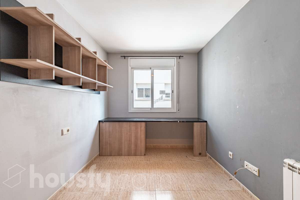 Housfy vende 🏡 espectacular ático dúplex con dos terrazas, párking y tarstero el cuál consta de 116 m2 útiles (verificados con la Dirección General de Catastro). En un edificio construido en el año 2002. Distribución de estancias En la primera planta tenemos un magnífico y soleado salón-comedor, con balcón Francés y orientación sur. Junto a él, una cocina enorme también exterior. Pasando por el pasillo, encontramos 3 habitaciones medianas, todas exteriores y un baño completo. En la segunda planta tenemos una buhardilla enorme que sirve las veces de sala de estar como de almacenamiento, con una habitación doble con baño en suite y vestidor y altillo incorporados, y salida a las dos espectaculares terrazas, para gozar orientación este y oeste, barbacoa de obra y otras facilidades. El inmueble cuenta con ventanas de doble vidrio, toldos, suelos de parquet y calefacción en todas las estancias, además de aire acondicionado. Incluye una plaza de párking y trastero. Características específicas - 2 baños -Ascensor -Aire acondicionado -Amueblado -Calefacción -Domótica -Balcón -Terraza Zona y entorno Respecto a la ubicación, se sitúa en La Grípia, barrio de Terrassa. Esta zona es conocida por ser una de las más renovadas de Terrassa, un barrio residencial con excelente conexión al centro de Terrassa con diversas líneas de buses y la estación de tren Terrassa Est a menos de 5 minutos a pie. Múltiples servicios básicos como supermercados, farmacias, colegios... Aviso legal El precio de venta no incluye gastos de la compraventa como notaría, registro, impuestos, ni tampoco honorarios agencia. Esta publicación no es vinculante. Consulta siempre la nota simple con Housfy antes de formalizar la compraventa. Sobre nosotros Housfy es la plataforma integral de servicios inmobiliarios. Nuestra combinación de expertos y tecnología pone al alcance de todo el mundo servicios cómodos, claros y seguros. AICAT número: 7922. Nos encargamos de la gestión y asesoramiento de la compra. ¡Olvídate de todo! Hacemos los trámites por ti. Y, si además necesitas financiación, ponemos a tu disposición un bróker hipotecario para ayudarte a conseguir las mejores condiciones para tu perfil económico. ¿Quieres visitarla? Contacta con Housfy y agenda tu visita sin compromiso. Más información en: housfy.com En cumplimiento de la Ley 8/2026 en Cataluña, el certificado de presencia o ausencia de amianto se encuentra en proceso de tramitación.-12