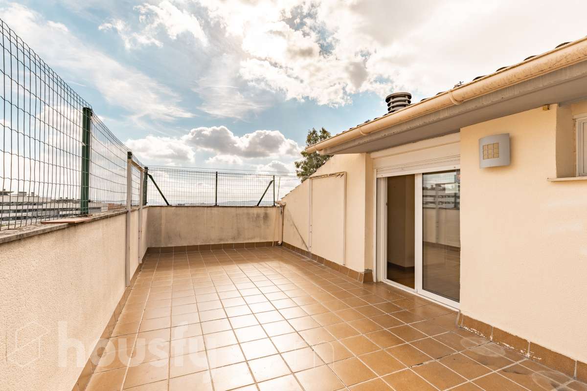 Housfy vende 🏡 espectacular ático dúplex con dos terrazas, párking y tarstero el cuál consta de 116 m2 útiles (verificados con la Dirección General de Catastro). En un edificio construido en el año 2002. Distribución de estancias En la primera planta tenemos un magnífico y soleado salón-comedor, con balcón Francés y orientación sur. Junto a él, una cocina enorme también exterior. Pasando por el pasillo, encontramos 3 habitaciones medianas, todas exteriores y un baño completo. En la segunda planta tenemos una buhardilla enorme que sirve las veces de sala de estar como de almacenamiento, con una habitación doble con baño en suite y vestidor y altillo incorporados, y salida a las dos espectaculares terrazas, para gozar orientación este y oeste, barbacoa de obra y otras facilidades. El inmueble cuenta con ventanas de doble vidrio, toldos, suelos de parquet y calefacción en todas las estancias, además de aire acondicionado. Incluye una plaza de párking y trastero. Características específicas - 2 baños -Ascensor -Aire acondicionado -Amueblado -Calefacción -Domótica -Balcón -Terraza Zona y entorno Respecto a la ubicación, se sitúa en La Grípia, barrio de Terrassa. Esta zona es conocida por ser una de las más renovadas de Terrassa, un barrio residencial con excelente conexión al centro de Terrassa con diversas líneas de buses y la estación de tren Terrassa Est a menos de 5 minutos a pie. Múltiples servicios básicos como supermercados, farmacias, colegios... Aviso legal El precio de venta no incluye gastos de la compraventa como notaría, registro, impuestos, ni tampoco honorarios agencia. Esta publicación no es vinculante. Consulta siempre la nota simple con Housfy antes de formalizar la compraventa. Sobre nosotros Housfy es la plataforma integral de servicios inmobiliarios. Nuestra combinación de expertos y tecnología pone al alcance de todo el mundo servicios cómodos, claros y seguros. AICAT número: 7922. Nos encargamos de la gestión y asesoramiento de la compra. ¡Olvídate de todo! Hacemos los trámites por ti. Y, si además necesitas financiación, ponemos a tu disposición un bróker hipotecario para ayudarte a conseguir las mejores condiciones para tu perfil económico. ¿Quieres visitarla? Contacta con Housfy y agenda tu visita sin compromiso. Más información en: housfy.com En cumplimiento de la Ley 8/2026 en Cataluña, el certificado de presencia o ausencia de amianto se encuentra en proceso de tramitación.-39