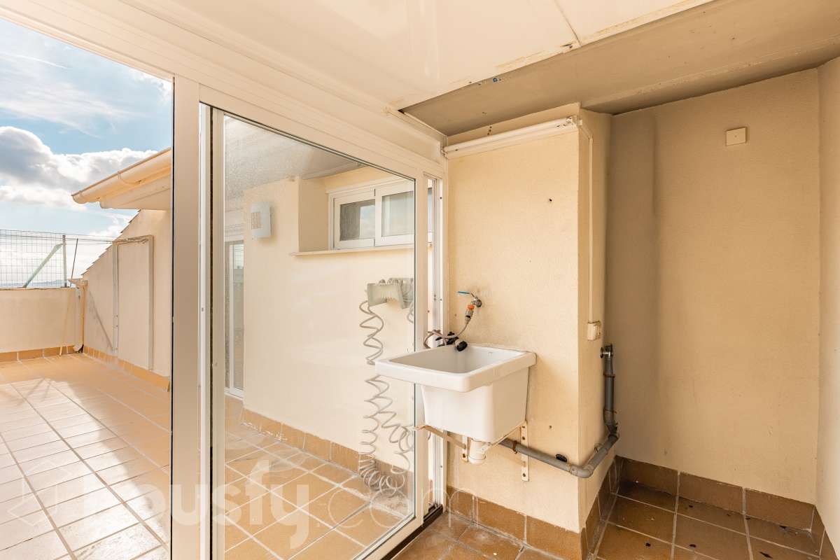 Housfy vende 🏡 espectacular ático dúplex con dos terrazas, párking y tarstero el cuál consta de 116 m2 útiles (verificados con la Dirección General de Catastro). En un edificio construido en el año 2002. Distribución de estancias En la primera planta tenemos un magnífico y soleado salón-comedor, con balcón Francés y orientación sur. Junto a él, una cocina enorme también exterior. Pasando por el pasillo, encontramos 3 habitaciones medianas, todas exteriores y un baño completo. En la segunda planta tenemos una buhardilla enorme que sirve las veces de sala de estar como de almacenamiento, con una habitación doble con baño en suite y vestidor y altillo incorporados, y salida a las dos espectaculares terrazas, para gozar orientación este y oeste, barbacoa de obra y otras facilidades. El inmueble cuenta con ventanas de doble vidrio, toldos, suelos de parquet y calefacción en todas las estancias, además de aire acondicionado. Incluye una plaza de párking y trastero. Características específicas - 2 baños -Ascensor -Aire acondicionado -Amueblado -Calefacción -Domótica -Balcón -Terraza Zona y entorno Respecto a la ubicación, se sitúa en La Grípia, barrio de Terrassa. Esta zona es conocida por ser una de las más renovadas de Terrassa, un barrio residencial con excelente conexión al centro de Terrassa con diversas líneas de buses y la estación de tren Terrassa Est a menos de 5 minutos a pie. Múltiples servicios básicos como supermercados, farmacias, colegios... Aviso legal El precio de venta no incluye gastos de la compraventa como notaría, registro, impuestos, ni tampoco honorarios agencia. Esta publicación no es vinculante. Consulta siempre la nota simple con Housfy antes de formalizar la compraventa. Sobre nosotros Housfy es la plataforma integral de servicios inmobiliarios. Nuestra combinación de expertos y tecnología pone al alcance de todo el mundo servicios cómodos, claros y seguros. AICAT número: 7922. Nos encargamos de la gestión y asesoramiento de la compra. ¡Olvídate de todo! Hacemos los trámites por ti. Y, si además necesitas financiación, ponemos a tu disposición un bróker hipotecario para ayudarte a conseguir las mejores condiciones para tu perfil económico. ¿Quieres visitarla? Contacta con Housfy y agenda tu visita sin compromiso. Más información en: housfy.com En cumplimiento de la Ley 8/2026 en Cataluña, el certificado de presencia o ausencia de amianto se encuentra en proceso de tramitación.-41