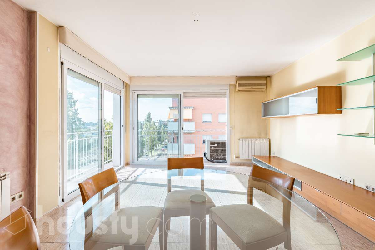 Housfy vende 🏡 espectacular ático dúplex con dos terrazas, párking y tarstero el cuál consta de 116 m2 útiles (verificados con la Dirección General de Catastro). En un edificio construido en el año 2002. Distribución de estancias En la primera planta tenemos un magnífico y soleado salón-comedor, con balcón Francés y orientación sur. Junto a él, una cocina enorme también exterior. Pasando por el pasillo, encontramos 3 habitaciones medianas, todas exteriores y un baño completo. En la segunda planta tenemos una buhardilla enorme que sirve las veces de sala de estar como de almacenamiento, con una habitación doble con baño en suite y vestidor y altillo incorporados, y salida a las dos espectaculares terrazas, para gozar orientación este y oeste, barbacoa de obra y otras facilidades. El inmueble cuenta con ventanas de doble vidrio, toldos, suelos de parquet y calefacción en todas las estancias, además de aire acondicionado. Incluye una plaza de párking y trastero. Características específicas - 2 baños -Ascensor -Aire acondicionado -Amueblado -Calefacción -Domótica -Balcón -Terraza Zona y entorno Respecto a la ubicación, se sitúa en La Grípia, barrio de Terrassa. Esta zona es conocida por ser una de las más renovadas de Terrassa, un barrio residencial con excelente conexión al centro de Terrassa con diversas líneas de buses y la estación de tren Terrassa Est a menos de 5 minutos a pie. Múltiples servicios básicos como supermercados, farmacias, colegios... Aviso legal El precio de venta no incluye gastos de la compraventa como notaría, registro, impuestos, ni tampoco honorarios agencia. Esta publicación no es vinculante. Consulta siempre la nota simple con Housfy antes de formalizar la compraventa. Sobre nosotros Housfy es la plataforma integral de servicios inmobiliarios. Nuestra combinación de expertos y tecnología pone al alcance de todo el mundo servicios cómodos, claros y seguros. AICAT número: 7922. Nos encargamos de la gestión y asesoramiento de la compra. ¡Olvídate de todo! Hacemos los trámites por ti. Y, si además necesitas financiación, ponemos a tu disposición un bróker hipotecario para ayudarte a conseguir las mejores condiciones para tu perfil económico. ¿Quieres visitarla? Contacta con Housfy y agenda tu visita sin compromiso. Más información en: housfy.com En cumplimiento de la Ley 8/2026 en Cataluña, el certificado de presencia o ausencia de amianto se encuentra en proceso de tramitación.-3