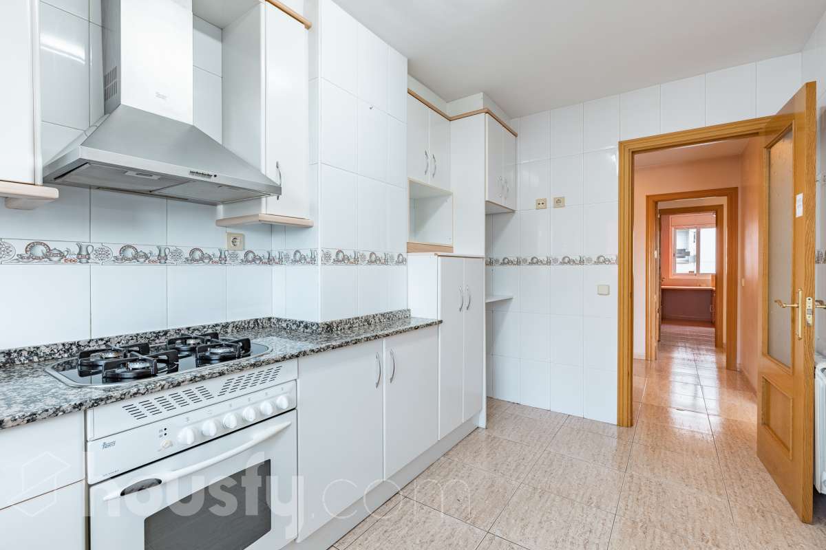 Housfy vende 🏡 espectacular ático dúplex con dos terrazas, párking y tarstero el cuál consta de 116 m2 útiles (verificados con la Dirección General de Catastro). En un edificio construido en el año 2002. Distribución de estancias En la primera planta tenemos un magnífico y soleado salón-comedor, con balcón Francés y orientación sur. Junto a él, una cocina enorme también exterior. Pasando por el pasillo, encontramos 3 habitaciones medianas, todas exteriores y un baño completo. En la segunda planta tenemos una buhardilla enorme que sirve las veces de sala de estar como de almacenamiento, con una habitación doble con baño en suite y vestidor y altillo incorporados, y salida a las dos espectaculares terrazas, para gozar orientación este y oeste, barbacoa de obra y otras facilidades. El inmueble cuenta con ventanas de doble vidrio, toldos, suelos de parquet y calefacción en todas las estancias, además de aire acondicionado. Incluye una plaza de párking y trastero. Características específicas - 2 baños -Ascensor -Aire acondicionado -Amueblado -Calefacción -Domótica -Balcón -Terraza Zona y entorno Respecto a la ubicación, se sitúa en La Grípia, barrio de Terrassa. Esta zona es conocida por ser una de las más renovadas de Terrassa, un barrio residencial con excelente conexión al centro de Terrassa con diversas líneas de buses y la estación de tren Terrassa Est a menos de 5 minutos a pie. Múltiples servicios básicos como supermercados, farmacias, colegios... Aviso legal El precio de venta no incluye gastos de la compraventa como notaría, registro, impuestos, ni tampoco honorarios agencia. Esta publicación no es vinculante. Consulta siempre la nota simple con Housfy antes de formalizar la compraventa. Sobre nosotros Housfy es la plataforma integral de servicios inmobiliarios. Nuestra combinación de expertos y tecnología pone al alcance de todo el mundo servicios cómodos, claros y seguros. AICAT número: 7922. Nos encargamos de la gestión y asesoramiento de la compra. ¡Olvídate de todo! Hacemos los trámites por ti. Y, si además necesitas financiación, ponemos a tu disposición un bróker hipotecario para ayudarte a conseguir las mejores condiciones para tu perfil económico. ¿Quieres visitarla? Contacta con Housfy y agenda tu visita sin compromiso. Más información en: housfy.com En cumplimiento de la Ley 8/2026 en Cataluña, el certificado de presencia o ausencia de amianto se encuentra en proceso de tramitación.-25