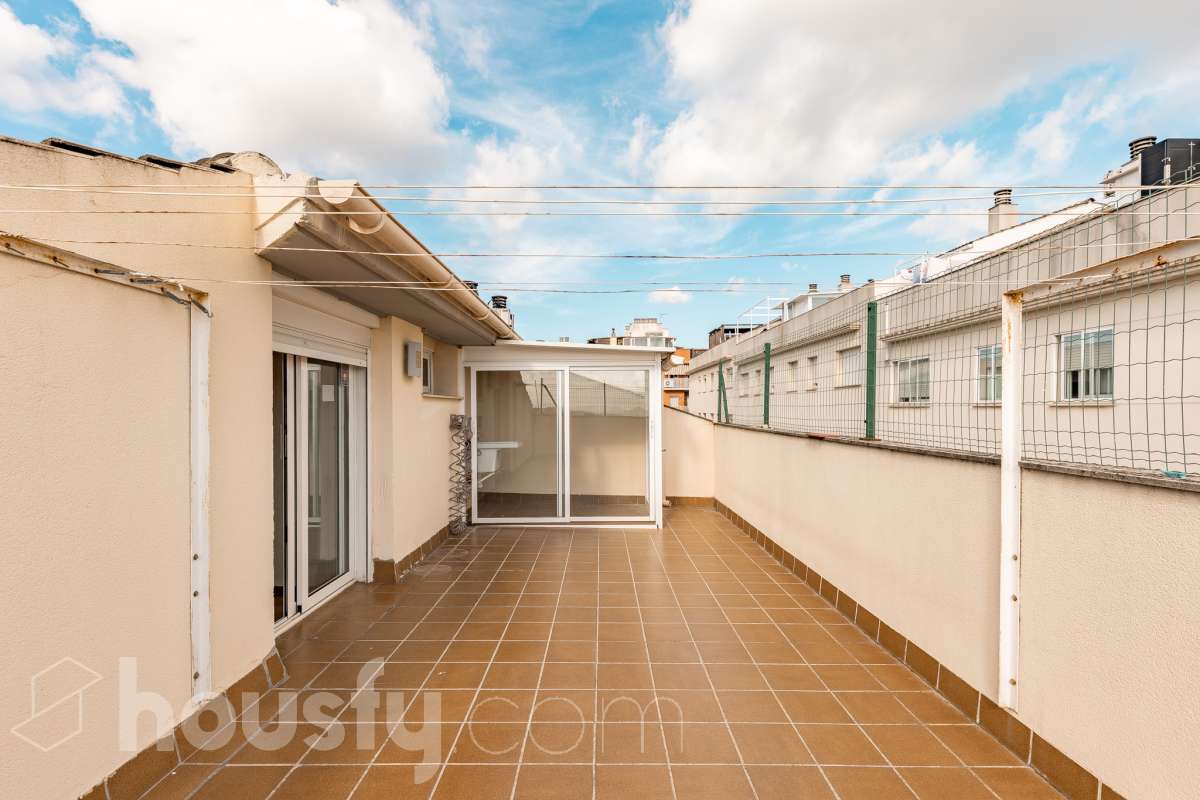 Housfy vende 🏡 espectacular ático dúplex con dos terrazas, párking y tarstero el cuál consta de 116 m2 útiles (verificados con la Dirección General de Catastro). En un edificio construido en el año 2002. Distribución de estancias En la primera planta tenemos un magnífico y soleado salón-comedor, con balcón Francés y orientación sur. Junto a él, una cocina enorme también exterior. Pasando por el pasillo, encontramos 3 habitaciones medianas, todas exteriores y un baño completo. En la segunda planta tenemos una buhardilla enorme que sirve las veces de sala de estar como de almacenamiento, con una habitación doble con baño en suite y vestidor y altillo incorporados, y salida a las dos espectaculares terrazas, para gozar orientación este y oeste, barbacoa de obra y otras facilidades. El inmueble cuenta con ventanas de doble vidrio, toldos, suelos de parquet y calefacción en todas las estancias, además de aire acondicionado. Incluye una plaza de párking y trastero. Características específicas - 2 baños -Ascensor -Aire acondicionado -Amueblado -Calefacción -Domótica -Balcón -Terraza Zona y entorno Respecto a la ubicación, se sitúa en La Grípia, barrio de Terrassa. Esta zona es conocida por ser una de las más renovadas de Terrassa, un barrio residencial con excelente conexión al centro de Terrassa con diversas líneas de buses y la estación de tren Terrassa Est a menos de 5 minutos a pie. Múltiples servicios básicos como supermercados, farmacias, colegios... Aviso legal El precio de venta no incluye gastos de la compraventa como notaría, registro, impuestos, ni tampoco honorarios agencia. Esta publicación no es vinculante. Consulta siempre la nota simple con Housfy antes de formalizar la compraventa. Sobre nosotros Housfy es la plataforma integral de servicios inmobiliarios. Nuestra combinación de expertos y tecnología pone al alcance de todo el mundo servicios cómodos, claros y seguros. AICAT número: 7922. Nos encargamos de la gestión y asesoramiento de la compra. ¡Olvídate de todo! Hacemos los trámites por ti. Y, si además necesitas financiación, ponemos a tu disposición un bróker hipotecario para ayudarte a conseguir las mejores condiciones para tu perfil económico. ¿Quieres visitarla? Contacta con Housfy y agenda tu visita sin compromiso. Más información en: housfy.com En cumplimiento de la Ley 8/2026 en Cataluña, el certificado de presencia o ausencia de amianto se encuentra en proceso de tramitación.-40