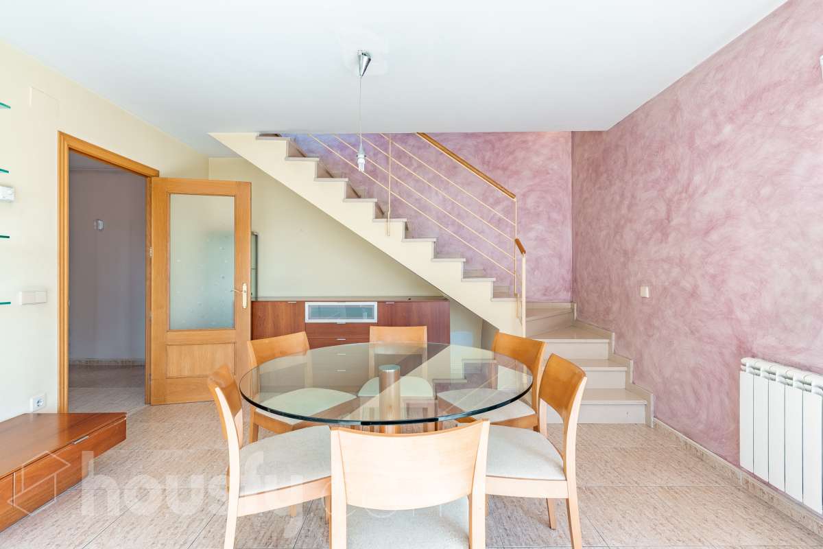 Housfy vende 🏡 espectacular ático dúplex con dos terrazas, párking y tarstero el cuál consta de 116 m2 útiles (verificados con la Dirección General de Catastro). En un edificio construido en el año 2002. Distribución de estancias En la primera planta tenemos un magnífico y soleado salón-comedor, con balcón Francés y orientación sur. Junto a él, una cocina enorme también exterior. Pasando por el pasillo, encontramos 3 habitaciones medianas, todas exteriores y un baño completo. En la segunda planta tenemos una buhardilla enorme que sirve las veces de sala de estar como de almacenamiento, con una habitación doble con baño en suite y vestidor y altillo incorporados, y salida a las dos espectaculares terrazas, para gozar orientación este y oeste, barbacoa de obra y otras facilidades. El inmueble cuenta con ventanas de doble vidrio, toldos, suelos de parquet y calefacción en todas las estancias, además de aire acondicionado. Incluye una plaza de párking y trastero. Características específicas - 2 baños -Ascensor -Aire acondicionado -Amueblado -Calefacción -Domótica -Balcón -Terraza Zona y entorno Respecto a la ubicación, se sitúa en La Grípia, barrio de Terrassa. Esta zona es conocida por ser una de las más renovadas de Terrassa, un barrio residencial con excelente conexión al centro de Terrassa con diversas líneas de buses y la estación de tren Terrassa Est a menos de 5 minutos a pie. Múltiples servicios básicos como supermercados, farmacias, colegios... Aviso legal El precio de venta no incluye gastos de la compraventa como notaría, registro, impuestos, ni tampoco honorarios agencia. Esta publicación no es vinculante. Consulta siempre la nota simple con Housfy antes de formalizar la compraventa. Sobre nosotros Housfy es la plataforma integral de servicios inmobiliarios. Nuestra combinación de expertos y tecnología pone al alcance de todo el mundo servicios cómodos, claros y seguros. AICAT número: 7922. Nos encargamos de la gestión y asesoramiento de la compra. ¡Olvídate de todo! Hacemos los trámites por ti. Y, si además necesitas financiación, ponemos a tu disposición un bróker hipotecario para ayudarte a conseguir las mejores condiciones para tu perfil económico. ¿Quieres visitarla? Contacta con Housfy y agenda tu visita sin compromiso. Más información en: housfy.com En cumplimiento de la Ley 8/2026 en Cataluña, el certificado de presencia o ausencia de amianto se encuentra en proceso de tramitación.-7