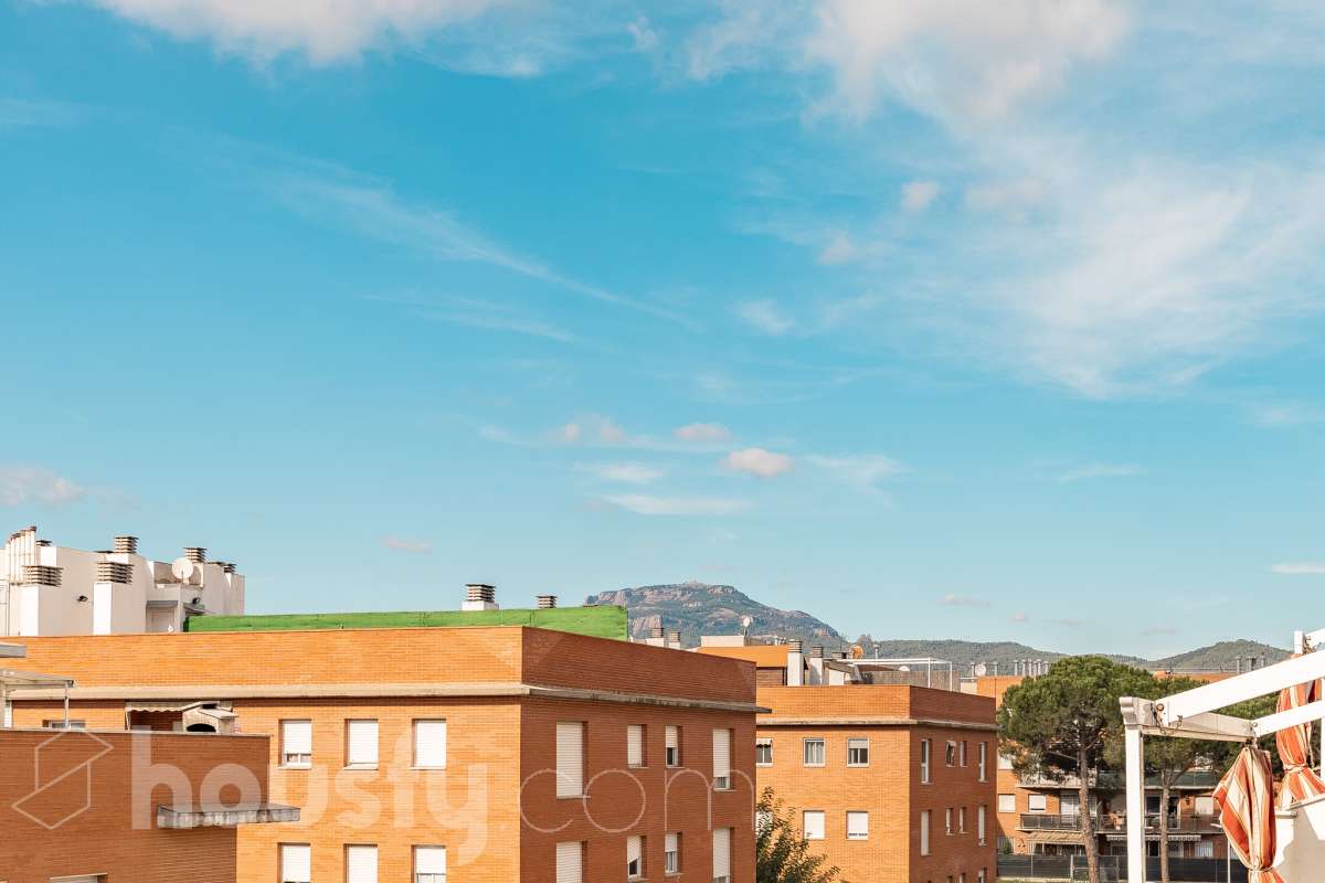 Housfy vende 🏡 espectacular ático dúplex con dos terrazas, párking y tarstero el cuál consta de 116 m2 útiles (verificados con la Dirección General de Catastro). En un edificio construido en el año 2002. Distribución de estancias En la primera planta tenemos un magnífico y soleado salón-comedor, con balcón Francés y orientación sur. Junto a él, una cocina enorme también exterior. Pasando por el pasillo, encontramos 3 habitaciones medianas, todas exteriores y un baño completo. En la segunda planta tenemos una buhardilla enorme que sirve las veces de sala de estar como de almacenamiento, con una habitación doble con baño en suite y vestidor y altillo incorporados, y salida a las dos espectaculares terrazas, para gozar orientación este y oeste, barbacoa de obra y otras facilidades. El inmueble cuenta con ventanas de doble vidrio, toldos, suelos de parquet y calefacción en todas las estancias, además de aire acondicionado. Incluye una plaza de párking y trastero. Características específicas - 2 baños -Ascensor -Aire acondicionado -Amueblado -Calefacción -Domótica -Balcón -Terraza Zona y entorno Respecto a la ubicación, se sitúa en La Grípia, barrio de Terrassa. Esta zona es conocida por ser una de las más renovadas de Terrassa, un barrio residencial con excelente conexión al centro de Terrassa con diversas líneas de buses y la estación de tren Terrassa Est a menos de 5 minutos a pie. Múltiples servicios básicos como supermercados, farmacias, colegios... Aviso legal El precio de venta no incluye gastos de la compraventa como notaría, registro, impuestos, ni tampoco honorarios agencia. Esta publicación no es vinculante. Consulta siempre la nota simple con Housfy antes de formalizar la compraventa. Sobre nosotros Housfy es la plataforma integral de servicios inmobiliarios. Nuestra combinación de expertos y tecnología pone al alcance de todo el mundo servicios cómodos, claros y seguros. AICAT número: 7922. Nos encargamos de la gestión y asesoramiento de la compra. ¡Olvídate de todo! Hacemos los trámites por ti. Y, si además necesitas financiación, ponemos a tu disposición un bróker hipotecario para ayudarte a conseguir las mejores condiciones para tu perfil económico. ¿Quieres visitarla? Contacta con Housfy y agenda tu visita sin compromiso. Más información en: housfy.com En cumplimiento de la Ley 8/2026 en Cataluña, el certificado de presencia o ausencia de amianto se encuentra en proceso de tramitación.-51