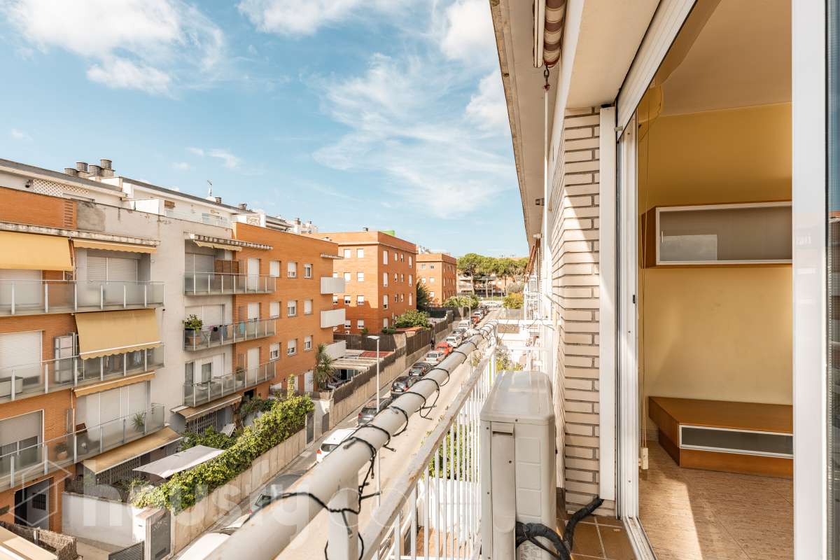 Housfy vende 🏡 espectacular ático dúplex con dos terrazas, párking y tarstero el cuál consta de 116 m2 útiles (verificados con la Dirección General de Catastro). En un edificio construido en el año 2002. Distribución de estancias En la primera planta tenemos un magnífico y soleado salón-comedor, con balcón Francés y orientación sur. Junto a él, una cocina enorme también exterior. Pasando por el pasillo, encontramos 3 habitaciones medianas, todas exteriores y un baño completo. En la segunda planta tenemos una buhardilla enorme que sirve las veces de sala de estar como de almacenamiento, con una habitación doble con baño en suite y vestidor y altillo incorporados, y salida a las dos espectaculares terrazas, para gozar orientación este y oeste, barbacoa de obra y otras facilidades. El inmueble cuenta con ventanas de doble vidrio, toldos, suelos de parquet y calefacción en todas las estancias, además de aire acondicionado. Incluye una plaza de párking y trastero. Características específicas - 2 baños -Ascensor -Aire acondicionado -Amueblado -Calefacción -Domótica -Balcón -Terraza Zona y entorno Respecto a la ubicación, se sitúa en La Grípia, barrio de Terrassa. Esta zona es conocida por ser una de las más renovadas de Terrassa, un barrio residencial con excelente conexión al centro de Terrassa con diversas líneas de buses y la estación de tren Terrassa Est a menos de 5 minutos a pie. Múltiples servicios básicos como supermercados, farmacias, colegios... Aviso legal El precio de venta no incluye gastos de la compraventa como notaría, registro, impuestos, ni tampoco honorarios agencia. Esta publicación no es vinculante. Consulta siempre la nota simple con Housfy antes de formalizar la compraventa. Sobre nosotros Housfy es la plataforma integral de servicios inmobiliarios. Nuestra combinación de expertos y tecnología pone al alcance de todo el mundo servicios cómodos, claros y seguros. AICAT número: 7922. Nos encargamos de la gestión y asesoramiento de la compra. ¡Olvídate de todo! Hacemos los trámites por ti. Y, si además necesitas financiación, ponemos a tu disposición un bróker hipotecario para ayudarte a conseguir las mejores condiciones para tu perfil económico. ¿Quieres visitarla? Contacta con Housfy y agenda tu visita sin compromiso. Más información en: housfy.com En cumplimiento de la Ley 8/2026 en Cataluña, el certificado de presencia o ausencia de amianto se encuentra en proceso de tramitación.-50