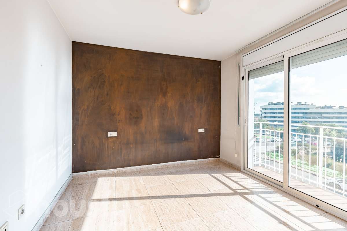 Housfy vende 🏡 espectacular ático dúplex con dos terrazas, párking y tarstero el cuál consta de 116 m2 útiles (verificados con la Dirección General de Catastro). En un edificio construido en el año 2002. Distribución de estancias En la primera planta tenemos un magnífico y soleado salón-comedor, con balcón Francés y orientación sur. Junto a él, una cocina enorme también exterior. Pasando por el pasillo, encontramos 3 habitaciones medianas, todas exteriores y un baño completo. En la segunda planta tenemos una buhardilla enorme que sirve las veces de sala de estar como de almacenamiento, con una habitación doble con baño en suite y vestidor y altillo incorporados, y salida a las dos espectaculares terrazas, para gozar orientación este y oeste, barbacoa de obra y otras facilidades. El inmueble cuenta con ventanas de doble vidrio, toldos, suelos de parquet y calefacción en todas las estancias, además de aire acondicionado. Incluye una plaza de párking y trastero. Características específicas - 2 baños -Ascensor -Aire acondicionado -Amueblado -Calefacción -Domótica -Balcón -Terraza Zona y entorno Respecto a la ubicación, se sitúa en La Grípia, barrio de Terrassa. Esta zona es conocida por ser una de las más renovadas de Terrassa, un barrio residencial con excelente conexión al centro de Terrassa con diversas líneas de buses y la estación de tren Terrassa Est a menos de 5 minutos a pie. Múltiples servicios básicos como supermercados, farmacias, colegios... Aviso legal El precio de venta no incluye gastos de la compraventa como notaría, registro, impuestos, ni tampoco honorarios agencia. Esta publicación no es vinculante. Consulta siempre la nota simple con Housfy antes de formalizar la compraventa. Sobre nosotros Housfy es la plataforma integral de servicios inmobiliarios. Nuestra combinación de expertos y tecnología pone al alcance de todo el mundo servicios cómodos, claros y seguros. AICAT número: 7922. Nos encargamos de la gestión y asesoramiento de la compra. ¡Olvídate de todo! Hacemos los trámites por ti. Y, si además necesitas financiación, ponemos a tu disposición un bróker hipotecario para ayudarte a conseguir las mejores condiciones para tu perfil económico. ¿Quieres visitarla? Contacta con Housfy y agenda tu visita sin compromiso. Más información en: housfy.com En cumplimiento de la Ley 8/2026 en Cataluña, el certificado de presencia o ausencia de amianto se encuentra en proceso de tramitación.-9