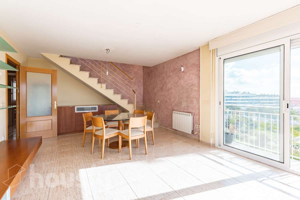 Housfy vende 🏡 espectacular ático dúplex con dos terrazas, párking y tarstero el cuál consta de 116 m2 útiles (verificados con la Dirección General de Catastro). En un edificio construido en el año 2002. Distribución de estancias En la primera planta tenemos un magnífico y soleado salón-comedor, con balcón Francés y orientación sur. Junto a él, una cocina enorme también exterior. Pasando por el pasillo, encontramos 3 habitaciones medianas, todas exteriores y un baño completo. En la segunda planta tenemos una buhardilla enorme que sirve las veces de sala de estar como de almacenamiento, con una habitación doble con baño en suite y vestidor y altillo incorporados, y salida a las dos espectaculares terrazas, para gozar orientación este y oeste, barbacoa de obra y otras facilidades. El inmueble cuenta con ventanas de doble vidrio, toldos, suelos de parquet y calefacción en todas las estancias, además de aire acondicionado. Incluye una plaza de párking y trastero. Características específicas - 2 baños -Ascensor -Aire acondicionado -Amueblado -Calefacción -Domótica -Balcón -Terraza Zona y entorno Respecto a la ubicación, se sitúa en La Grípia, barrio de Terrassa. Esta zona es conocida por ser una de las más renovadas de Terrassa, un barrio residencial con excelente conexión al centro de Terrassa con diversas líneas de buses y la estación de tren Terrassa Est a menos de 5 minutos a pie. Múltiples servicios básicos como supermercados, farmacias, colegios... Aviso legal El precio de venta no incluye gastos de la compraventa como notaría, registro, impuestos, ni tampoco honorarios agencia. Esta publicación no es vinculante. Consulta siempre la nota simple con Housfy antes de formalizar la compraventa. Sobre nosotros Housfy es la plataforma integral de servicios inmobiliarios. Nuestra combinación de expertos y tecnología pone al alcance de todo el mundo servicios cómodos, claros y seguros. AICAT número: 7922. Nos encargamos de la gestión y asesoramiento de la compra. ¡Olvídate de todo! Hacemos los trámites por ti. Y, si además necesitas financiación, ponemos a tu disposición un bróker hipotecario para ayudarte a conseguir las mejores condiciones para tu perfil económico. ¿Quieres visitarla? Contacta con Housfy y agenda tu visita sin compromiso. Más información en: housfy.com En cumplimiento de la Ley 8/2026 en Cataluña, el certificado de presencia o ausencia de amianto se encuentra en proceso de tramitación.-6