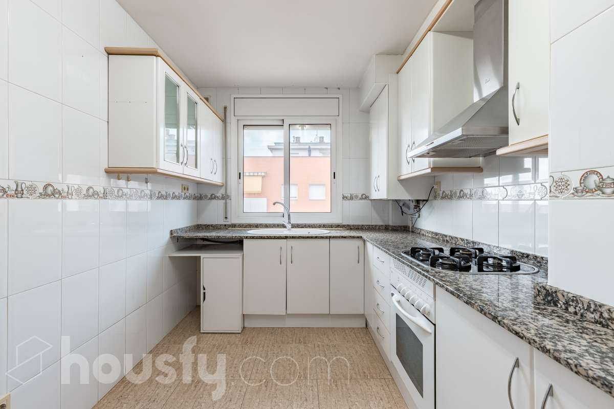 Housfy vende 🏡 espectacular ático dúplex con dos terrazas, párking y tarstero el cuál consta de 116 m2 útiles (verificados con la Dirección General de Catastro). En un edificio construido en el año 2002. Distribución de estancias En la primera planta tenemos un magnífico y soleado salón-comedor, con balcón Francés y orientación sur. Junto a él, una cocina enorme también exterior. Pasando por el pasillo, encontramos 3 habitaciones medianas, todas exteriores y un baño completo. En la segunda planta tenemos una buhardilla enorme que sirve las veces de sala de estar como de almacenamiento, con una habitación doble con baño en suite y vestidor y altillo incorporados, y salida a las dos espectaculares terrazas, para gozar orientación este y oeste, barbacoa de obra y otras facilidades. El inmueble cuenta con ventanas de doble vidrio, toldos, suelos de parquet y calefacción en todas las estancias, además de aire acondicionado. Incluye una plaza de párking y trastero. Características específicas - 2 baños -Ascensor -Aire acondicionado -Amueblado -Calefacción -Domótica -Balcón -Terraza Zona y entorno Respecto a la ubicación, se sitúa en La Grípia, barrio de Terrassa. Esta zona es conocida por ser una de las más renovadas de Terrassa, un barrio residencial con excelente conexión al centro de Terrassa con diversas líneas de buses y la estación de tren Terrassa Est a menos de 5 minutos a pie. Múltiples servicios básicos como supermercados, farmacias, colegios... Aviso legal El precio de venta no incluye gastos de la compraventa como notaría, registro, impuestos, ni tampoco honorarios agencia. Esta publicación no es vinculante. Consulta siempre la nota simple con Housfy antes de formalizar la compraventa. Sobre nosotros Housfy es la plataforma integral de servicios inmobiliarios. Nuestra combinación de expertos y tecnología pone al alcance de todo el mundo servicios cómodos, claros y seguros. AICAT número: 7922. Nos encargamos de la gestión y asesoramiento de la compra. ¡Olvídate de todo! Hacemos los trámites por ti. Y, si además necesitas financiación, ponemos a tu disposición un bróker hipotecario para ayudarte a conseguir las mejores condiciones para tu perfil económico. ¿Quieres visitarla? Contacta con Housfy y agenda tu visita sin compromiso. Más información en: housfy.com En cumplimiento de la Ley 8/2026 en Cataluña, el certificado de presencia o ausencia de amianto se encuentra en proceso de tramitación.-24