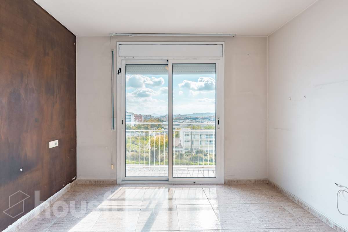 Housfy vende 🏡 espectacular ático dúplex con dos terrazas, párking y tarstero el cuál consta de 116 m2 útiles (verificados con la Dirección General de Catastro). En un edificio construido en el año 2002. Distribución de estancias En la primera planta tenemos un magnífico y soleado salón-comedor, con balcón Francés y orientación sur. Junto a él, una cocina enorme también exterior. Pasando por el pasillo, encontramos 3 habitaciones medianas, todas exteriores y un baño completo. En la segunda planta tenemos una buhardilla enorme que sirve las veces de sala de estar como de almacenamiento, con una habitación doble con baño en suite y vestidor y altillo incorporados, y salida a las dos espectaculares terrazas, para gozar orientación este y oeste, barbacoa de obra y otras facilidades. El inmueble cuenta con ventanas de doble vidrio, toldos, suelos de parquet y calefacción en todas las estancias, además de aire acondicionado. Incluye una plaza de párking y trastero. Características específicas - 2 baños -Ascensor -Aire acondicionado -Amueblado -Calefacción -Domótica -Balcón -Terraza Zona y entorno Respecto a la ubicación, se sitúa en La Grípia, barrio de Terrassa. Esta zona es conocida por ser una de las más renovadas de Terrassa, un barrio residencial con excelente conexión al centro de Terrassa con diversas líneas de buses y la estación de tren Terrassa Est a menos de 5 minutos a pie. Múltiples servicios básicos como supermercados, farmacias, colegios... Aviso legal El precio de venta no incluye gastos de la compraventa como notaría, registro, impuestos, ni tampoco honorarios agencia. Esta publicación no es vinculante. Consulta siempre la nota simple con Housfy antes de formalizar la compraventa. Sobre nosotros Housfy es la plataforma integral de servicios inmobiliarios. Nuestra combinación de expertos y tecnología pone al alcance de todo el mundo servicios cómodos, claros y seguros. AICAT número: 7922. Nos encargamos de la gestión y asesoramiento de la compra. ¡Olvídate de todo! Hacemos los trámites por ti. Y, si además necesitas financiación, ponemos a tu disposición un bróker hipotecario para ayudarte a conseguir las mejores condiciones para tu perfil económico. ¿Quieres visitarla? Contacta con Housfy y agenda tu visita sin compromiso. Más información en: housfy.com En cumplimiento de la Ley 8/2026 en Cataluña, el certificado de presencia o ausencia de amianto se encuentra en proceso de tramitación.-11