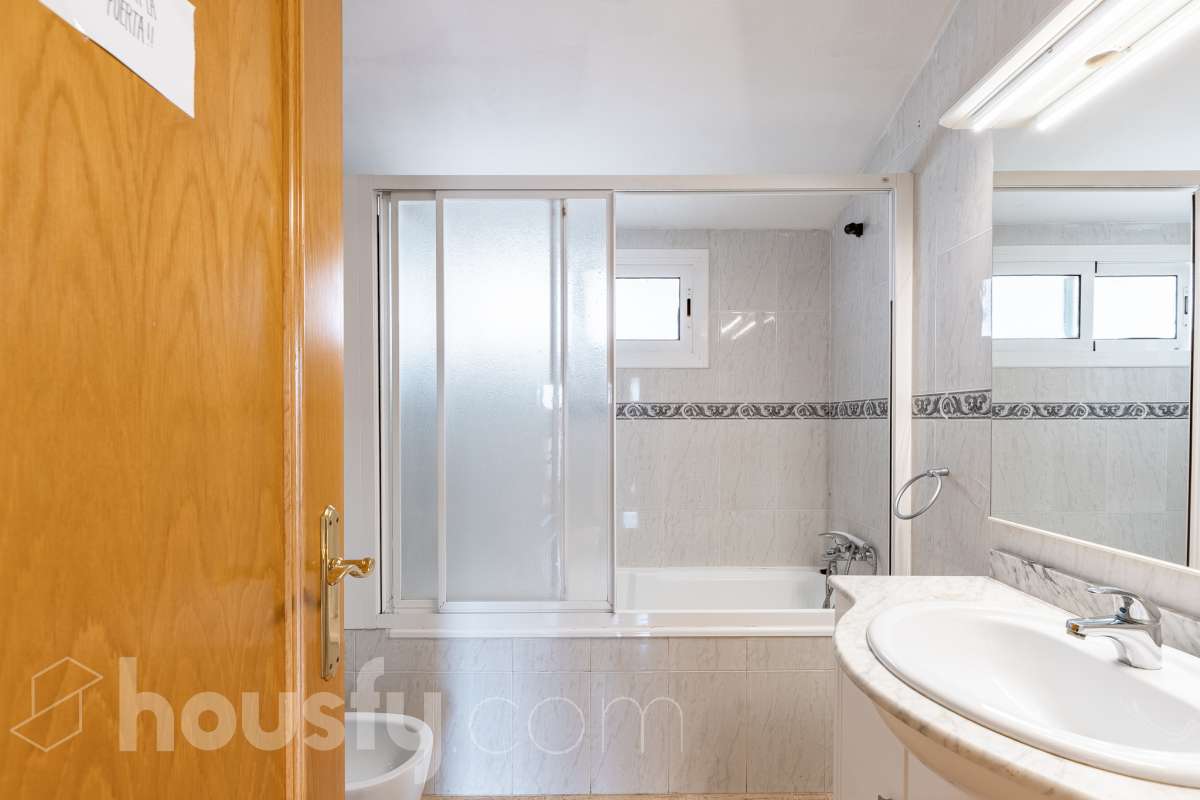Housfy vende 🏡 espectacular ático dúplex con dos terrazas, párking y tarstero el cuál consta de 116 m2 útiles (verificados con la Dirección General de Catastro). En un edificio construido en el año 2002. Distribución de estancias En la primera planta tenemos un magnífico y soleado salón-comedor, con balcón Francés y orientación sur. Junto a él, una cocina enorme también exterior. Pasando por el pasillo, encontramos 3 habitaciones medianas, todas exteriores y un baño completo. En la segunda planta tenemos una buhardilla enorme que sirve las veces de sala de estar como de almacenamiento, con una habitación doble con baño en suite y vestidor y altillo incorporados, y salida a las dos espectaculares terrazas, para gozar orientación este y oeste, barbacoa de obra y otras facilidades. El inmueble cuenta con ventanas de doble vidrio, toldos, suelos de parquet y calefacción en todas las estancias, además de aire acondicionado. Incluye una plaza de párking y trastero. Características específicas - 2 baños -Ascensor -Aire acondicionado -Amueblado -Calefacción -Domótica -Balcón -Terraza Zona y entorno Respecto a la ubicación, se sitúa en La Grípia, barrio de Terrassa. Esta zona es conocida por ser una de las más renovadas de Terrassa, un barrio residencial con excelente conexión al centro de Terrassa con diversas líneas de buses y la estación de tren Terrassa Est a menos de 5 minutos a pie. Múltiples servicios básicos como supermercados, farmacias, colegios... Aviso legal El precio de venta no incluye gastos de la compraventa como notaría, registro, impuestos, ni tampoco honorarios agencia. Esta publicación no es vinculante. Consulta siempre la nota simple con Housfy antes de formalizar la compraventa. Sobre nosotros Housfy es la plataforma integral de servicios inmobiliarios. Nuestra combinación de expertos y tecnología pone al alcance de todo el mundo servicios cómodos, claros y seguros. AICAT número: 7922. Nos encargamos de la gestión y asesoramiento de la compra. ¡Olvídate de todo! Hacemos los trámites por ti. Y, si además necesitas financiación, ponemos a tu disposición un bróker hipotecario para ayudarte a conseguir las mejores condiciones para tu perfil económico. ¿Quieres visitarla? Contacta con Housfy y agenda tu visita sin compromiso. Más información en: housfy.com En cumplimiento de la Ley 8/2026 en Cataluña, el certificado de presencia o ausencia de amianto se encuentra en proceso de tramitación.-30
