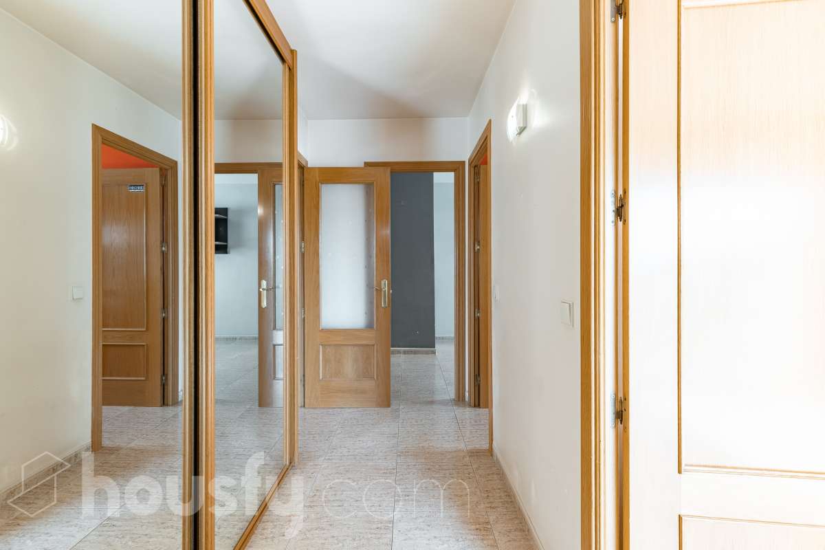 Housfy vende 🏡 espectacular ático dúplex con dos terrazas, párking y tarstero el cuál consta de 116 m2 útiles (verificados con la Dirección General de Catastro). En un edificio construido en el año 2002. Distribución de estancias En la primera planta tenemos un magnífico y soleado salón-comedor, con balcón Francés y orientación sur. Junto a él, una cocina enorme también exterior. Pasando por el pasillo, encontramos 3 habitaciones medianas, todas exteriores y un baño completo. En la segunda planta tenemos una buhardilla enorme que sirve las veces de sala de estar como de almacenamiento, con una habitación doble con baño en suite y vestidor y altillo incorporados, y salida a las dos espectaculares terrazas, para gozar orientación este y oeste, barbacoa de obra y otras facilidades. El inmueble cuenta con ventanas de doble vidrio, toldos, suelos de parquet y calefacción en todas las estancias, además de aire acondicionado. Incluye una plaza de párking y trastero. Características específicas - 2 baños -Ascensor -Aire acondicionado -Amueblado -Calefacción -Domótica -Balcón -Terraza Zona y entorno Respecto a la ubicación, se sitúa en La Grípia, barrio de Terrassa. Esta zona es conocida por ser una de las más renovadas de Terrassa, un barrio residencial con excelente conexión al centro de Terrassa con diversas líneas de buses y la estación de tren Terrassa Est a menos de 5 minutos a pie. Múltiples servicios básicos como supermercados, farmacias, colegios... Aviso legal El precio de venta no incluye gastos de la compraventa como notaría, registro, impuestos, ni tampoco honorarios agencia. Esta publicación no es vinculante. Consulta siempre la nota simple con Housfy antes de formalizar la compraventa. Sobre nosotros Housfy es la plataforma integral de servicios inmobiliarios. Nuestra combinación de expertos y tecnología pone al alcance de todo el mundo servicios cómodos, claros y seguros. AICAT número: 7922. Nos encargamos de la gestión y asesoramiento de la compra. ¡Olvídate de todo! Hacemos los trámites por ti. Y, si además necesitas financiación, ponemos a tu disposición un bróker hipotecario para ayudarte a conseguir las mejores condiciones para tu perfil económico. ¿Quieres visitarla? Contacta con Housfy y agenda tu visita sin compromiso. Más información en: housfy.com En cumplimiento de la Ley 8/2026 en Cataluña, el certificado de presencia o ausencia de amianto se encuentra en proceso de tramitación.-45