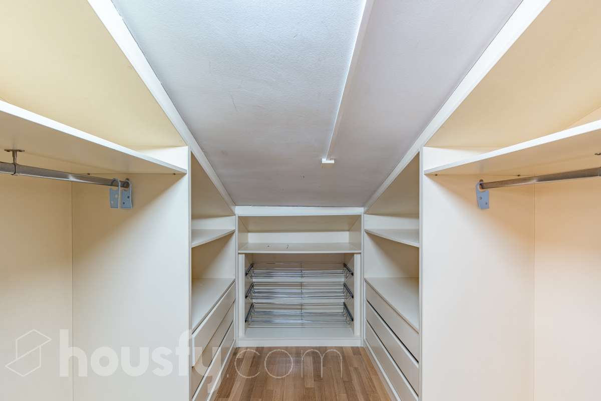 Housfy vende 🏡 espectacular ático dúplex con dos terrazas, párking y tarstero el cuál consta de 116 m2 útiles (verificados con la Dirección General de Catastro). En un edificio construido en el año 2002. Distribución de estancias En la primera planta tenemos un magnífico y soleado salón-comedor, con balcón Francés y orientación sur. Junto a él, una cocina enorme también exterior. Pasando por el pasillo, encontramos 3 habitaciones medianas, todas exteriores y un baño completo. En la segunda planta tenemos una buhardilla enorme que sirve las veces de sala de estar como de almacenamiento, con una habitación doble con baño en suite y vestidor y altillo incorporados, y salida a las dos espectaculares terrazas, para gozar orientación este y oeste, barbacoa de obra y otras facilidades. El inmueble cuenta con ventanas de doble vidrio, toldos, suelos de parquet y calefacción en todas las estancias, además de aire acondicionado. Incluye una plaza de párking y trastero. Características específicas - 2 baños -Ascensor -Aire acondicionado -Amueblado -Calefacción -Domótica -Balcón -Terraza Zona y entorno Respecto a la ubicación, se sitúa en La Grípia, barrio de Terrassa. Esta zona es conocida por ser una de las más renovadas de Terrassa, un barrio residencial con excelente conexión al centro de Terrassa con diversas líneas de buses y la estación de tren Terrassa Est a menos de 5 minutos a pie. Múltiples servicios básicos como supermercados, farmacias, colegios... Aviso legal El precio de venta no incluye gastos de la compraventa como notaría, registro, impuestos, ni tampoco honorarios agencia. Esta publicación no es vinculante. Consulta siempre la nota simple con Housfy antes de formalizar la compraventa. Sobre nosotros Housfy es la plataforma integral de servicios inmobiliarios. Nuestra combinación de expertos y tecnología pone al alcance de todo el mundo servicios cómodos, claros y seguros. AICAT número: 7922. Nos encargamos de la gestión y asesoramiento de la compra. ¡Olvídate de todo! Hacemos los trámites por ti. Y, si además necesitas financiación, ponemos a tu disposición un bróker hipotecario para ayudarte a conseguir las mejores condiciones para tu perfil económico. ¿Quieres visitarla? Contacta con Housfy y agenda tu visita sin compromiso. Más información en: housfy.com En cumplimiento de la Ley 8/2026 en Cataluña, el certificado de presencia o ausencia de amianto se encuentra en proceso de tramitación.-21