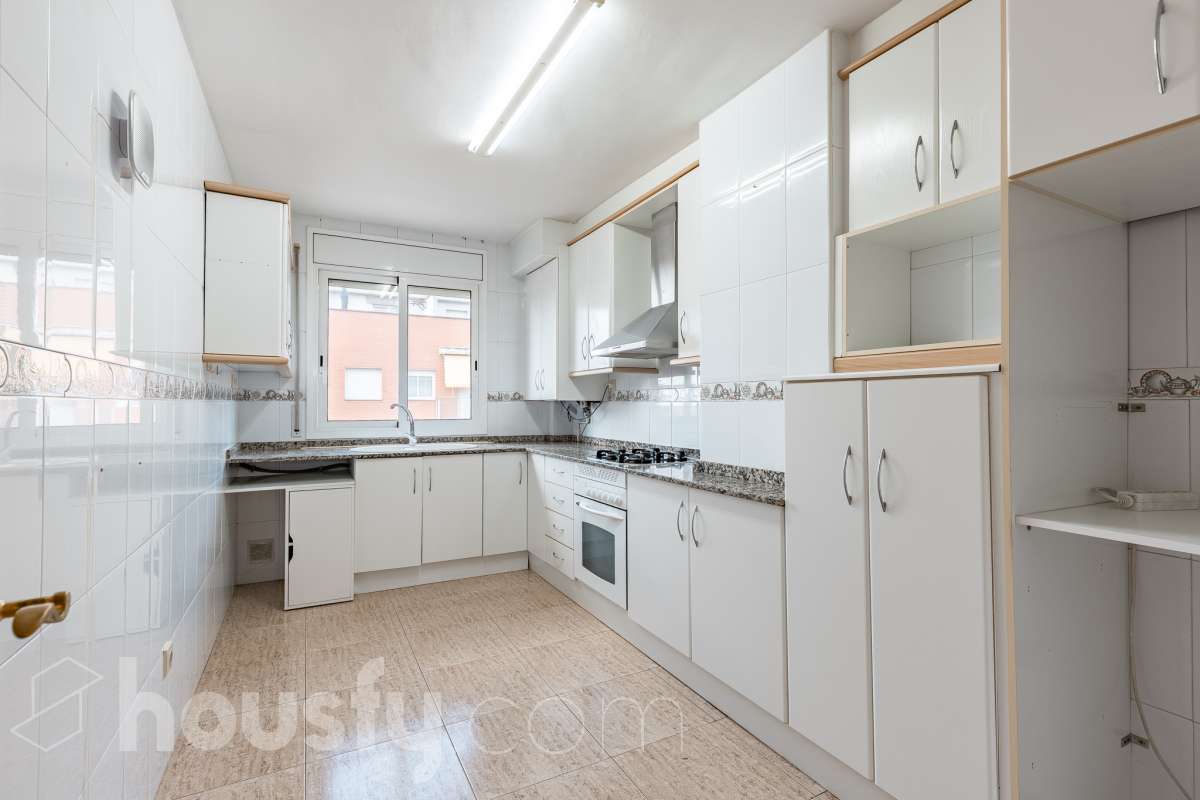 Housfy vende 🏡 espectacular ático dúplex con dos terrazas, párking y tarstero el cuál consta de 116 m2 útiles (verificados con la Dirección General de Catastro). En un edificio construido en el año 2002. Distribución de estancias En la primera planta tenemos un magnífico y soleado salón-comedor, con balcón Francés y orientación sur. Junto a él, una cocina enorme también exterior. Pasando por el pasillo, encontramos 3 habitaciones medianas, todas exteriores y un baño completo. En la segunda planta tenemos una buhardilla enorme que sirve las veces de sala de estar como de almacenamiento, con una habitación doble con baño en suite y vestidor y altillo incorporados, y salida a las dos espectaculares terrazas, para gozar orientación este y oeste, barbacoa de obra y otras facilidades. El inmueble cuenta con ventanas de doble vidrio, toldos, suelos de parquet y calefacción en todas las estancias, además de aire acondicionado. Incluye una plaza de párking y trastero. Características específicas - 2 baños -Ascensor -Aire acondicionado -Amueblado -Calefacción -Domótica -Balcón -Terraza Zona y entorno Respecto a la ubicación, se sitúa en La Grípia, barrio de Terrassa. Esta zona es conocida por ser una de las más renovadas de Terrassa, un barrio residencial con excelente conexión al centro de Terrassa con diversas líneas de buses y la estación de tren Terrassa Est a menos de 5 minutos a pie. Múltiples servicios básicos como supermercados, farmacias, colegios... Aviso legal El precio de venta no incluye gastos de la compraventa como notaría, registro, impuestos, ni tampoco honorarios agencia. Esta publicación no es vinculante. Consulta siempre la nota simple con Housfy antes de formalizar la compraventa. Sobre nosotros Housfy es la plataforma integral de servicios inmobiliarios. Nuestra combinación de expertos y tecnología pone al alcance de todo el mundo servicios cómodos, claros y seguros. AICAT número: 7922. Nos encargamos de la gestión y asesoramiento de la compra. ¡Olvídate de todo! Hacemos los trámites por ti. Y, si además necesitas financiación, ponemos a tu disposición un bróker hipotecario para ayudarte a conseguir las mejores condiciones para tu perfil económico. ¿Quieres visitarla? Contacta con Housfy y agenda tu visita sin compromiso. Más información en: housfy.com En cumplimiento de la Ley 8/2026 en Cataluña, el certificado de presencia o ausencia de amianto se encuentra en proceso de tramitación.-23