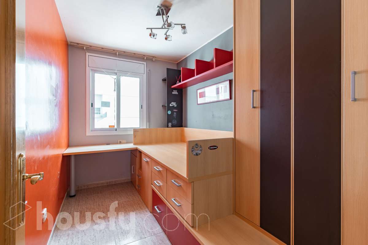 Housfy vende 🏡 espectacular ático dúplex con dos terrazas, párking y tarstero el cuál consta de 116 m2 útiles (verificados con la Dirección General de Catastro). En un edificio construido en el año 2002. Distribución de estancias En la primera planta tenemos un magnífico y soleado salón-comedor, con balcón Francés y orientación sur. Junto a él, una cocina enorme también exterior. Pasando por el pasillo, encontramos 3 habitaciones medianas, todas exteriores y un baño completo. En la segunda planta tenemos una buhardilla enorme que sirve las veces de sala de estar como de almacenamiento, con una habitación doble con baño en suite y vestidor y altillo incorporados, y salida a las dos espectaculares terrazas, para gozar orientación este y oeste, barbacoa de obra y otras facilidades. El inmueble cuenta con ventanas de doble vidrio, toldos, suelos de parquet y calefacción en todas las estancias, además de aire acondicionado. Incluye una plaza de párking y trastero. Características específicas - 2 baños -Ascensor -Aire acondicionado -Amueblado -Calefacción -Domótica -Balcón -Terraza Zona y entorno Respecto a la ubicación, se sitúa en La Grípia, barrio de Terrassa. Esta zona es conocida por ser una de las más renovadas de Terrassa, un barrio residencial con excelente conexión al centro de Terrassa con diversas líneas de buses y la estación de tren Terrassa Est a menos de 5 minutos a pie. Múltiples servicios básicos como supermercados, farmacias, colegios... Aviso legal El precio de venta no incluye gastos de la compraventa como notaría, registro, impuestos, ni tampoco honorarios agencia. Esta publicación no es vinculante. Consulta siempre la nota simple con Housfy antes de formalizar la compraventa. Sobre nosotros Housfy es la plataforma integral de servicios inmobiliarios. Nuestra combinación de expertos y tecnología pone al alcance de todo el mundo servicios cómodos, claros y seguros. AICAT número: 7922. Nos encargamos de la gestión y asesoramiento de la compra. ¡Olvídate de todo! Hacemos los trámites por ti. Y, si además necesitas financiación, ponemos a tu disposición un bróker hipotecario para ayudarte a conseguir las mejores condiciones para tu perfil económico. ¿Quieres visitarla? Contacta con Housfy y agenda tu visita sin compromiso. Más información en: housfy.com En cumplimiento de la Ley 8/2026 en Cataluña, el certificado de presencia o ausencia de amianto se encuentra en proceso de tramitación.-15
